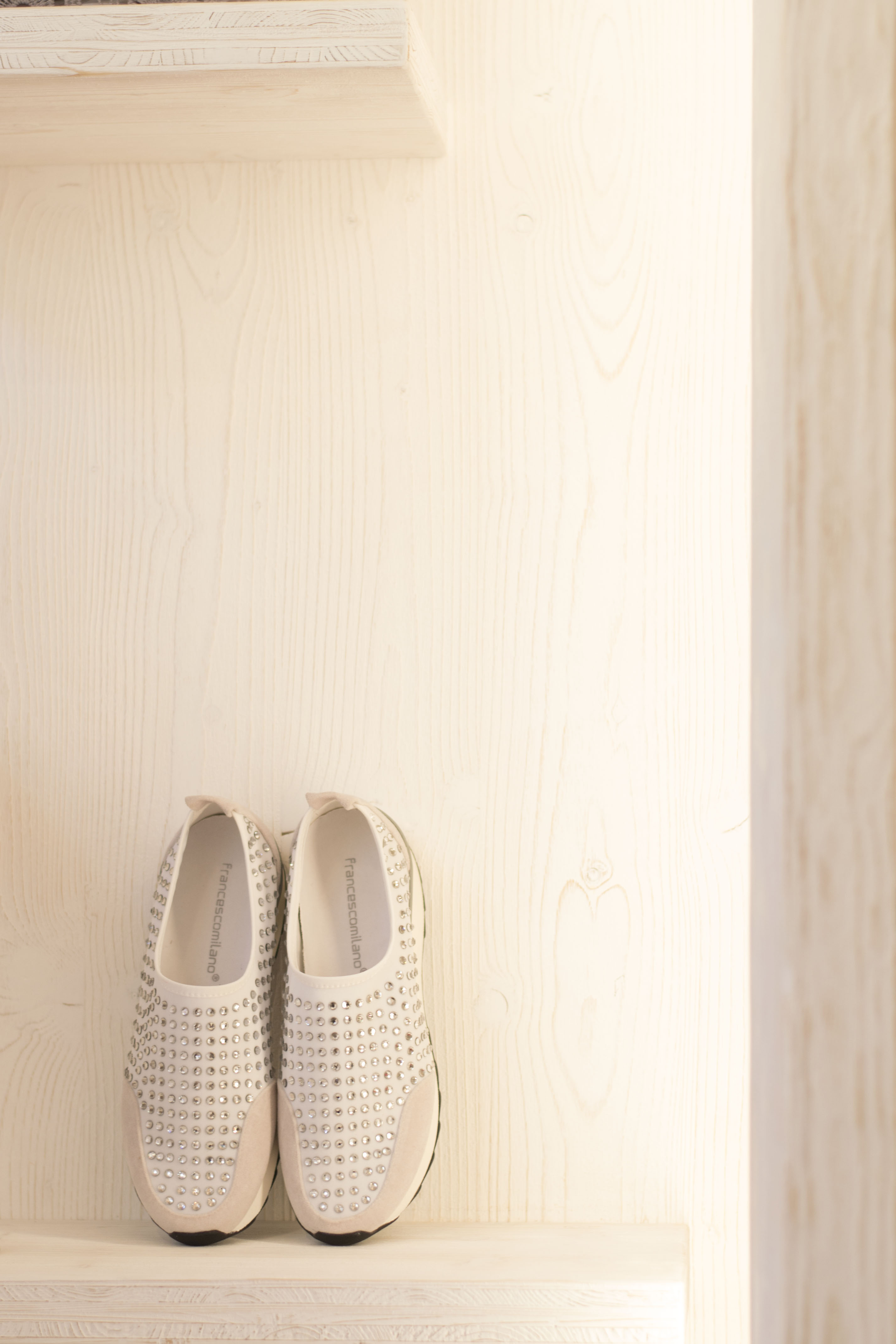 海滩边的"皮革"变身，打造全年展示优雅的鞋子店-23