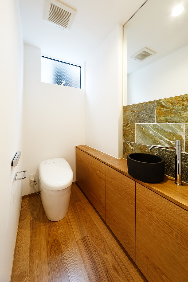 京都豪斯洛极简住宅 | 木质定制空间与倾斜天花板设计-18