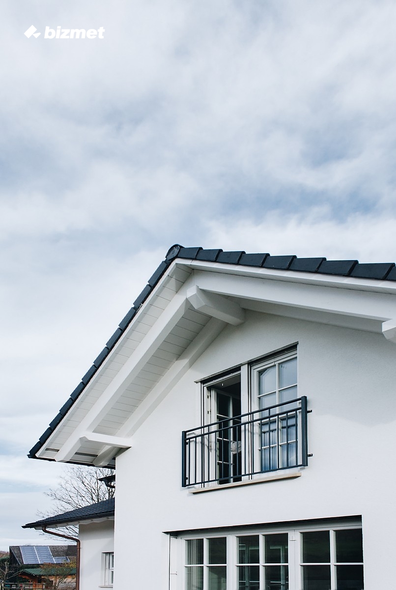 2016 年完工的木质门窗、车库门与砂岩窗台单户住宅-10