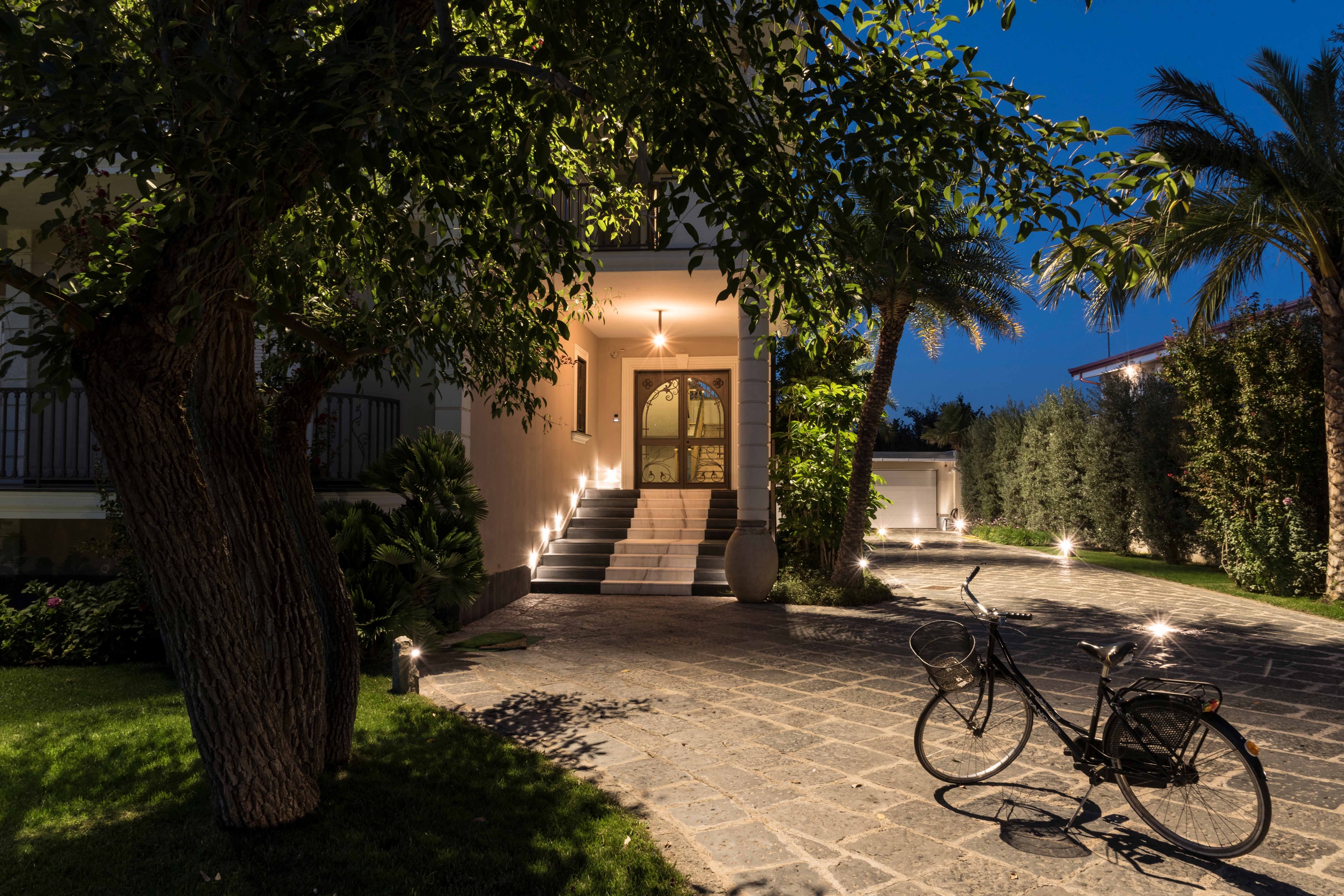 私人住宅花园设计，光影交错打造独特空间-15