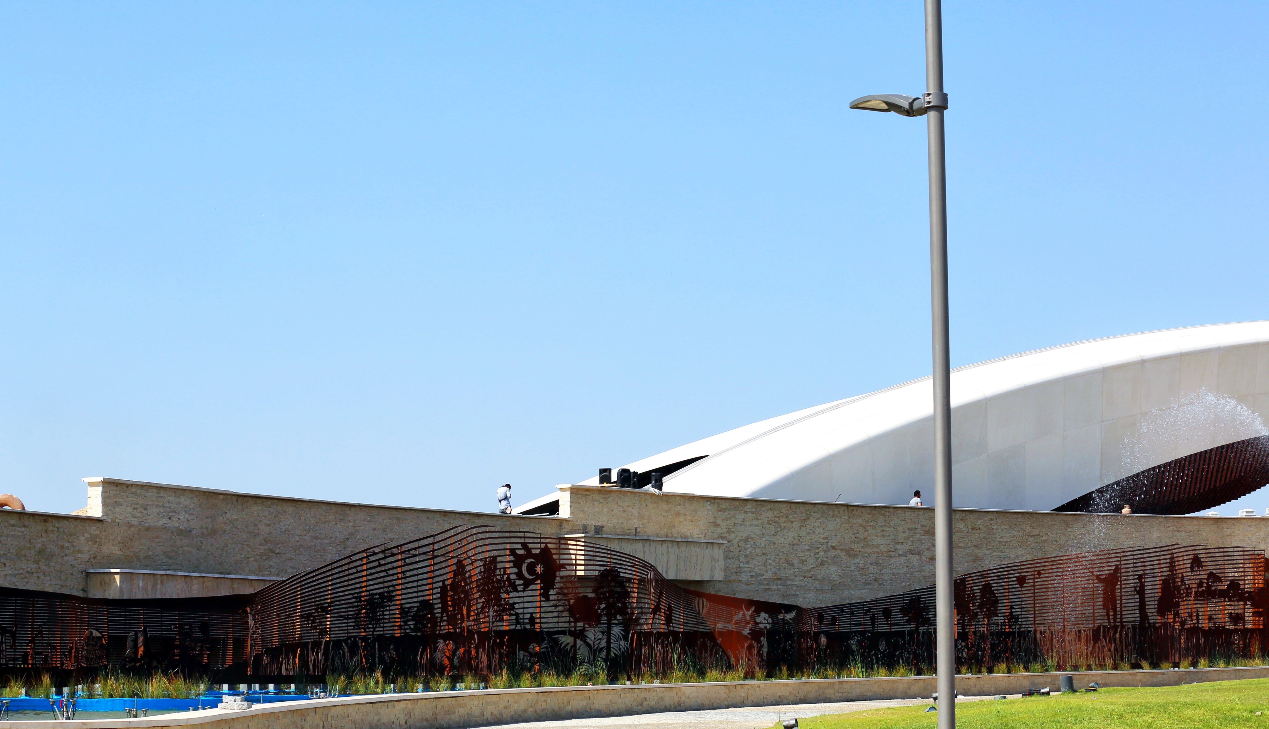 阿塞拜疆 IDEA 公司打造梦幻高尔夫俱乐部入口巨型艺术装置-15