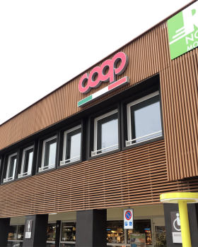 重塑 Coop 购物中心，木质复合材料打造现代购物空间