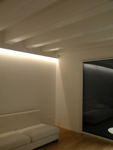 独特三角形地块上的现代别墅设计-12