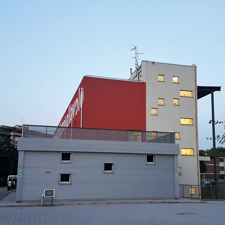 波浪型金属立面打造动感体育中心-5