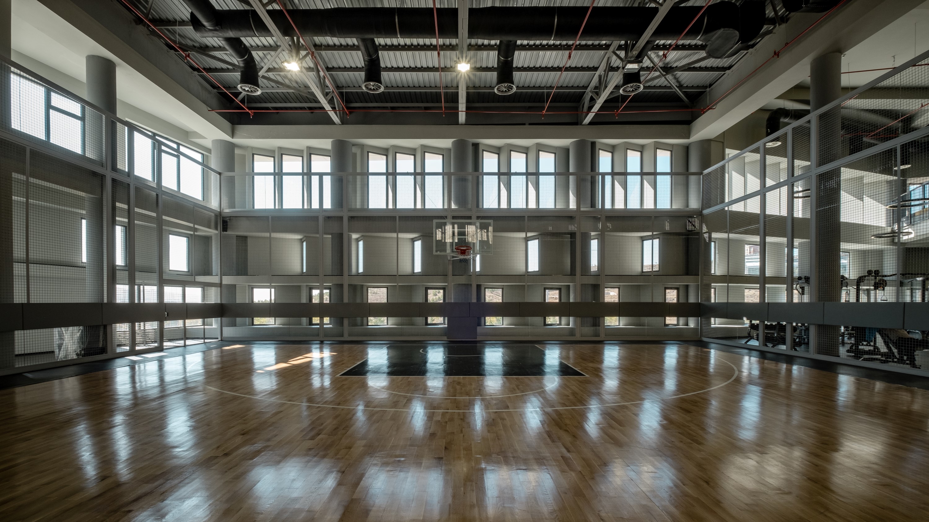 嵌于地形的活力中心——土耳其 Cankaya 大学体育中心-5