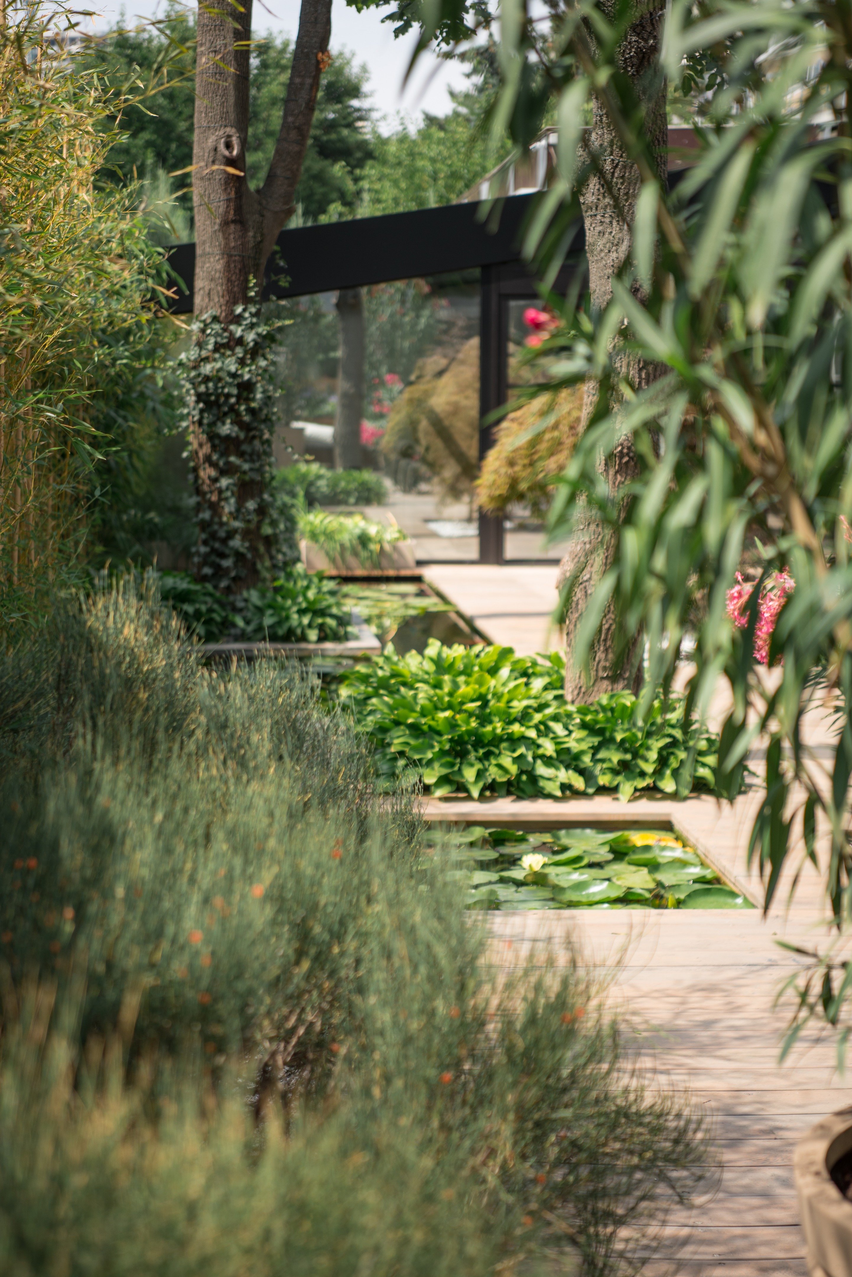 乌克兰 Azuma 餐厅露台 | 城市绿洲的餐饮空间-10