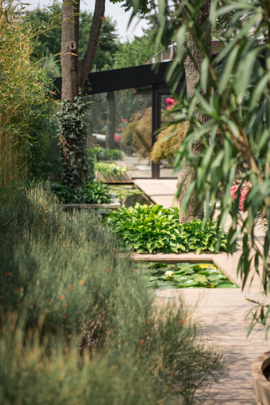 乌克兰 Azuma 餐厅露台 | 城市绿洲的餐饮空间-10