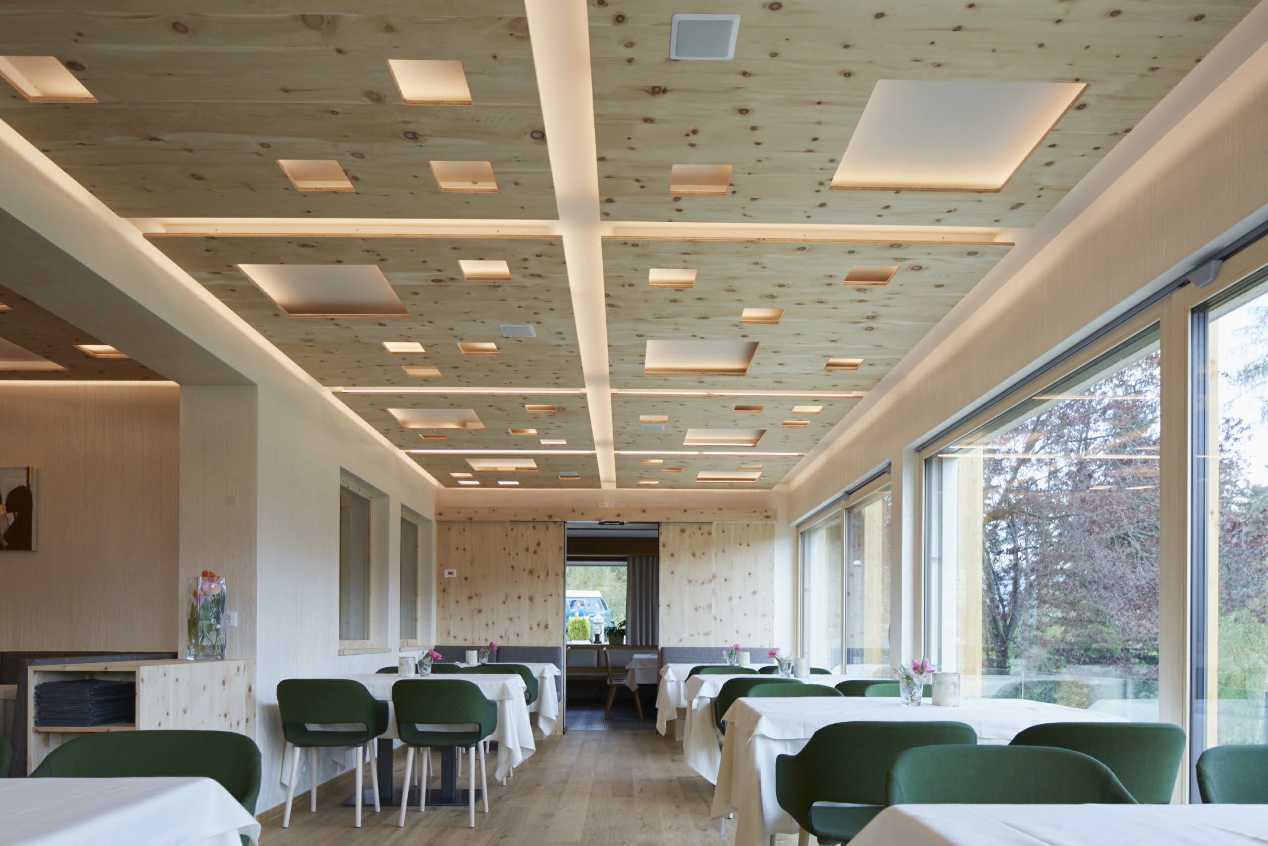 高山上的豪华餐厅-24