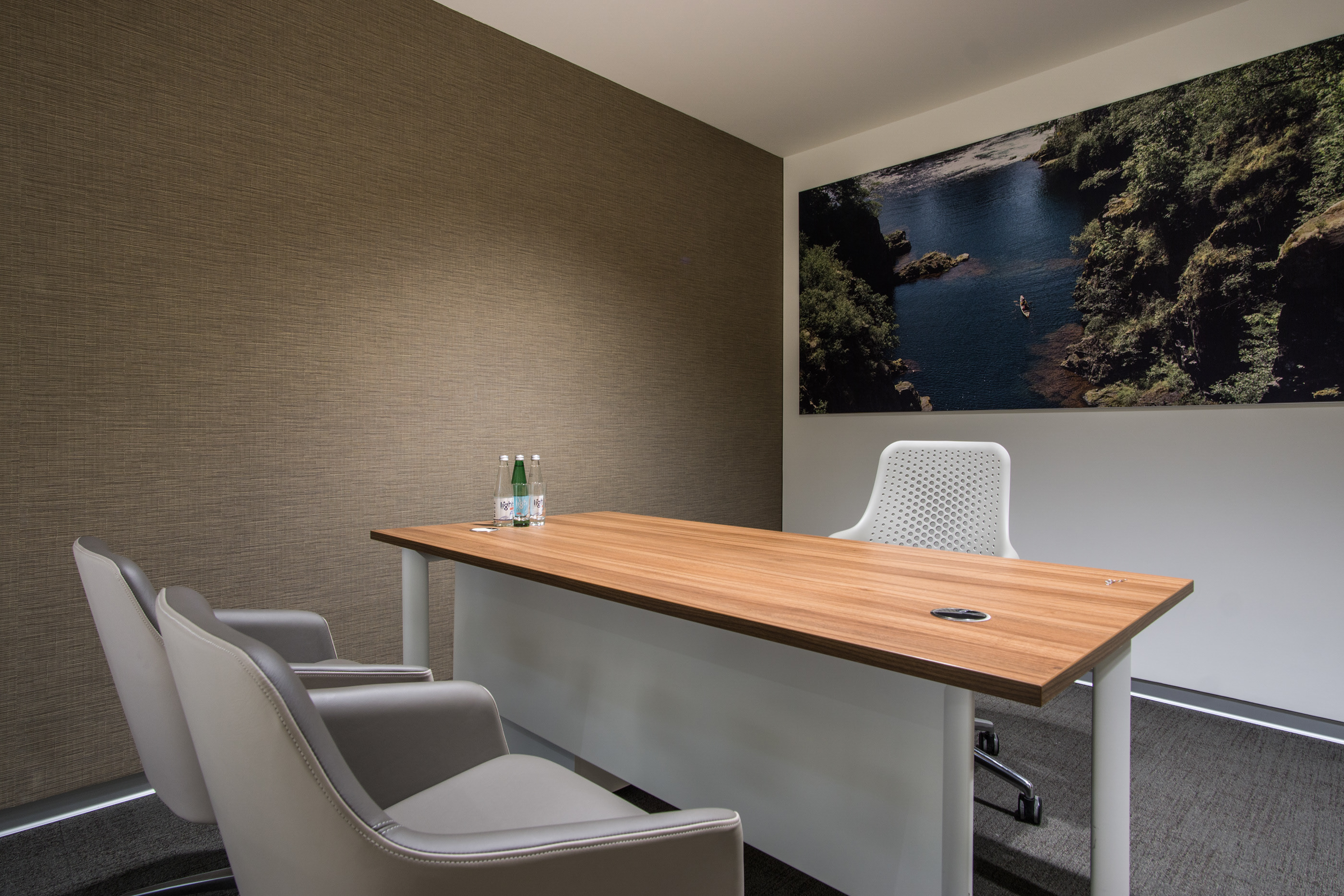 INCHCAPE - Jaguar/Landrover Showroom interior-16