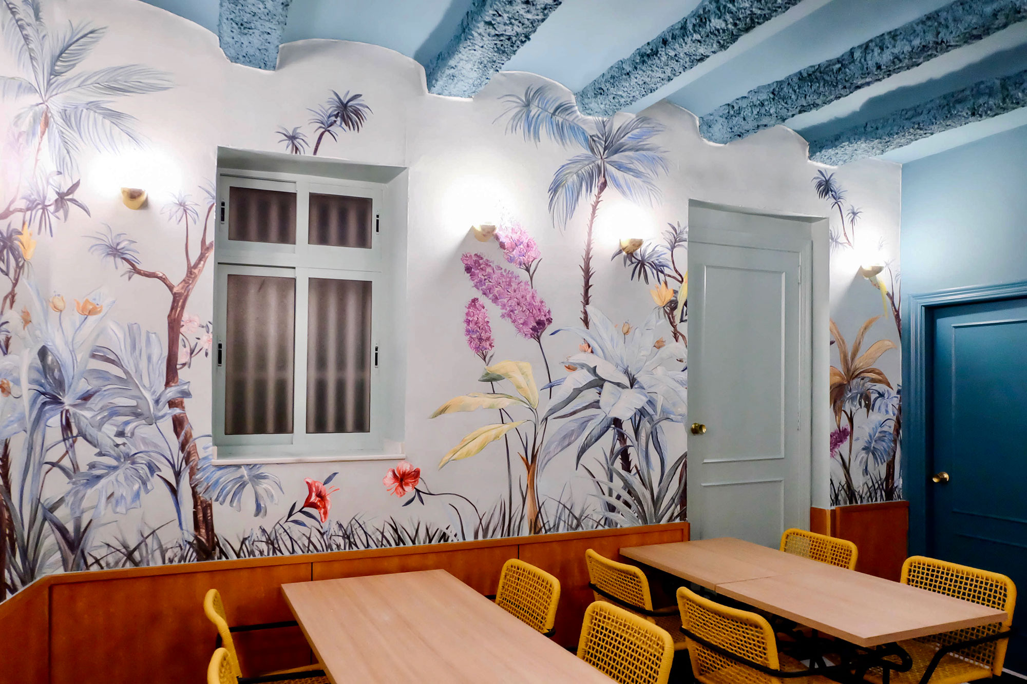 未来主义风格酒吧,法式皇家咖啡厅创新之作-2