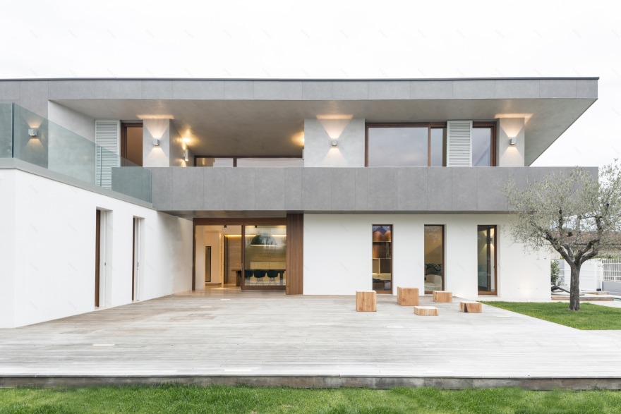 简练纯粹,自然光影交织的意大利别墅设计-0