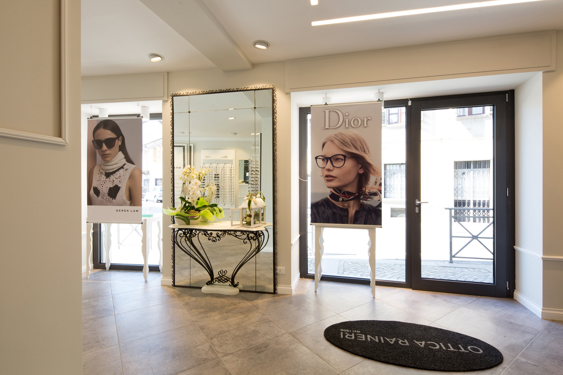 经典与现代共融的眼镜店设计-10