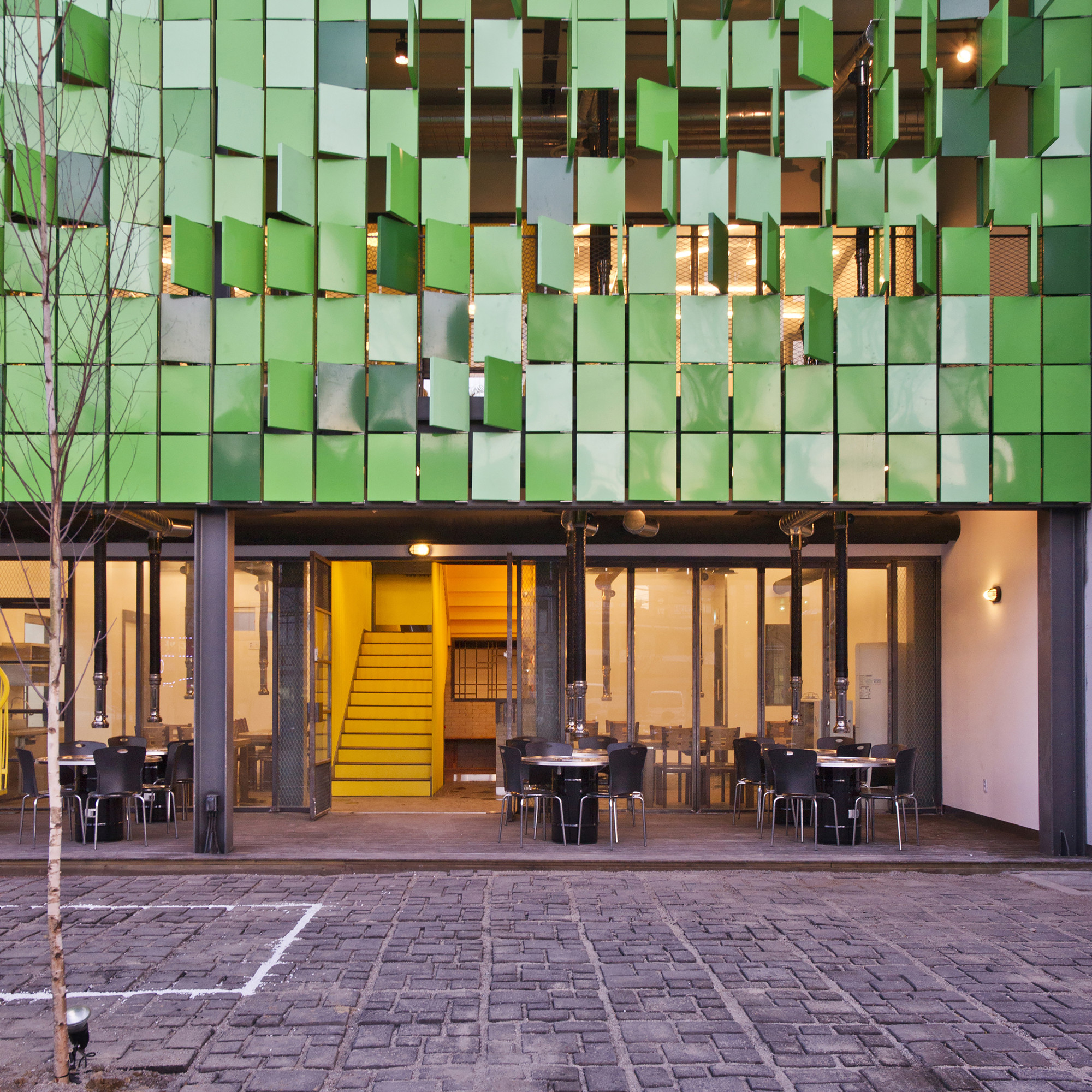 韩国仁川“森林的房子”餐厅,绿色百叶窗创造自然立面-7