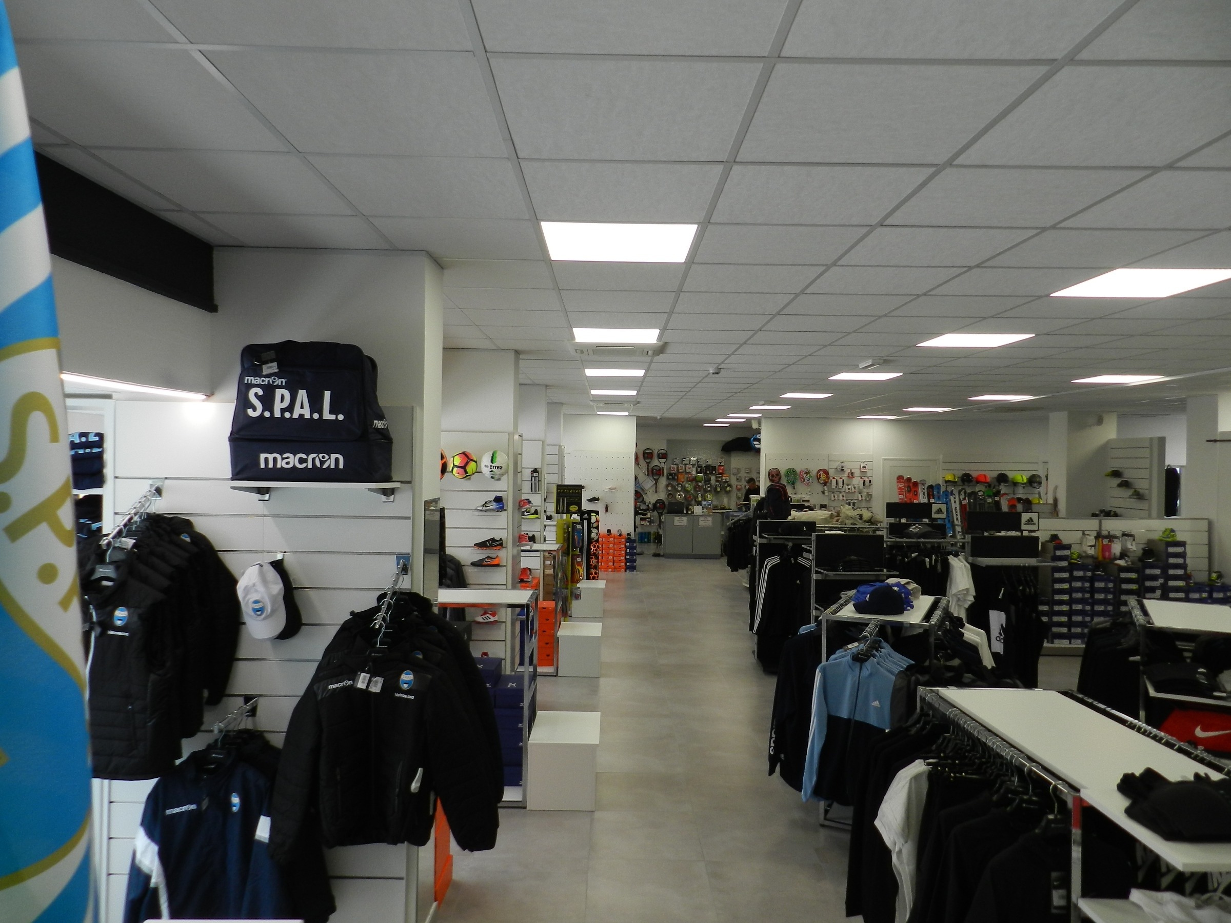 运动服饰专卖店设计-25