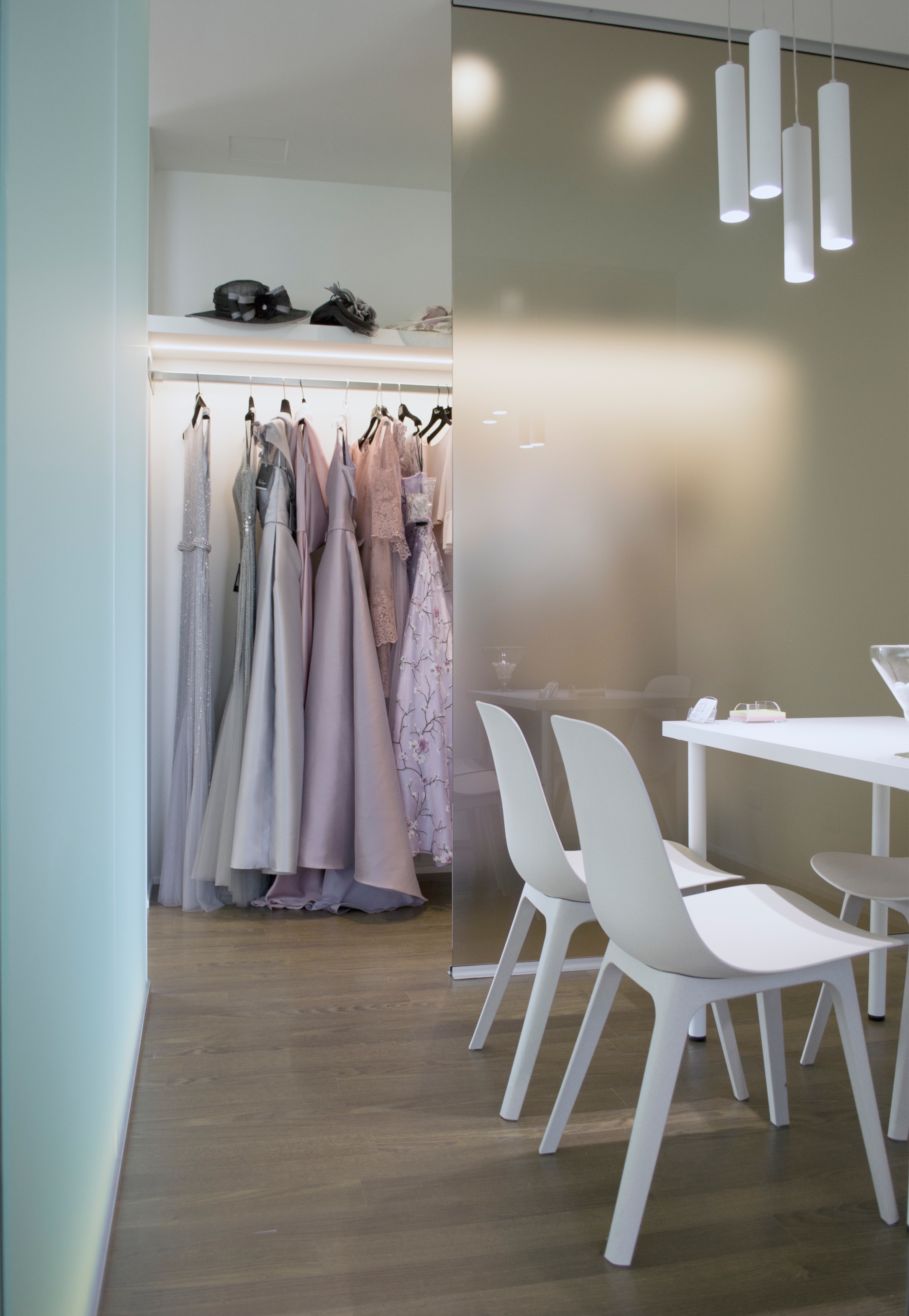 重塑 80 年代住宅底商,打造现代婚庆服饰店-5