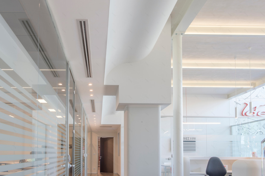 玻璃与钢铁的现代办公空间-31