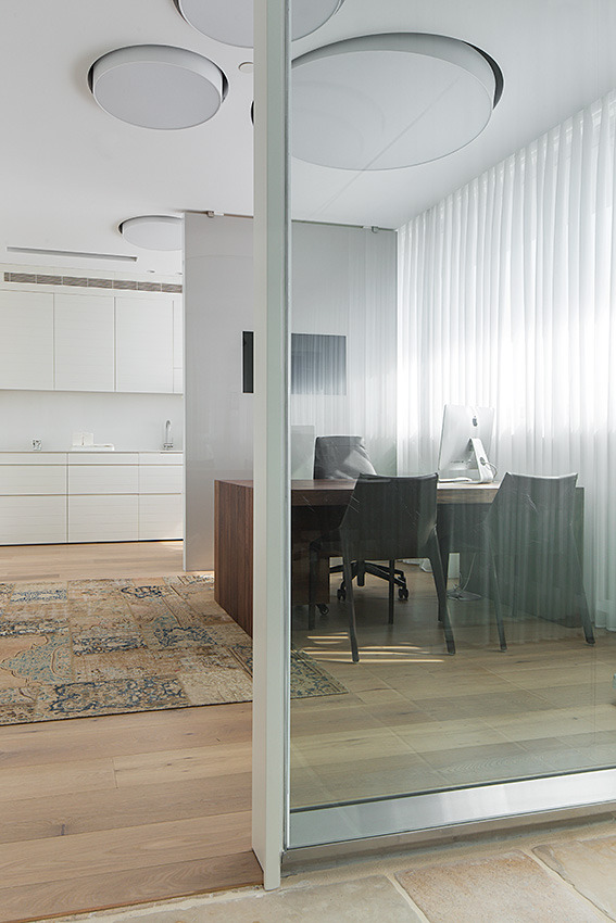 双层玻璃墙的整形诊所-8