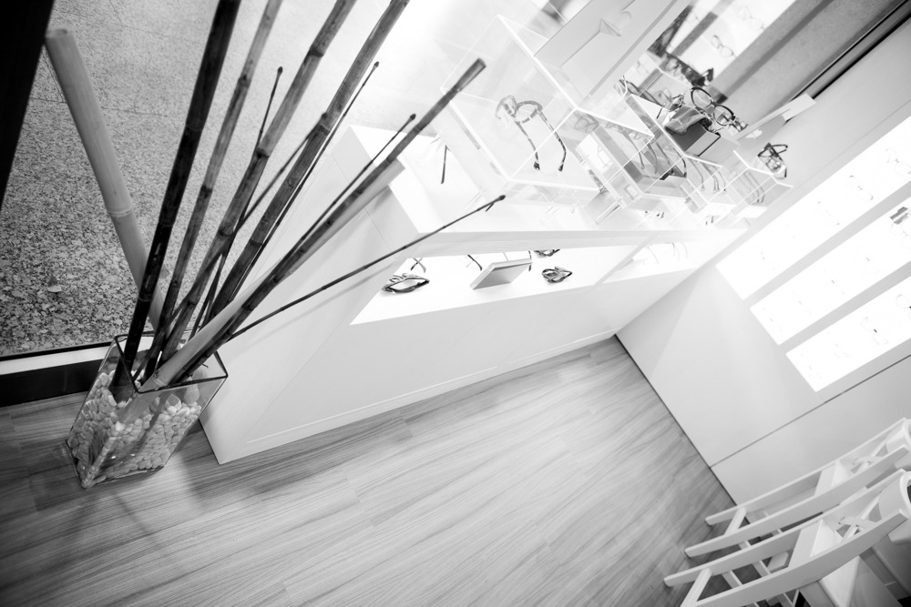 自然绿意融入的定制家具光学商店设计-23