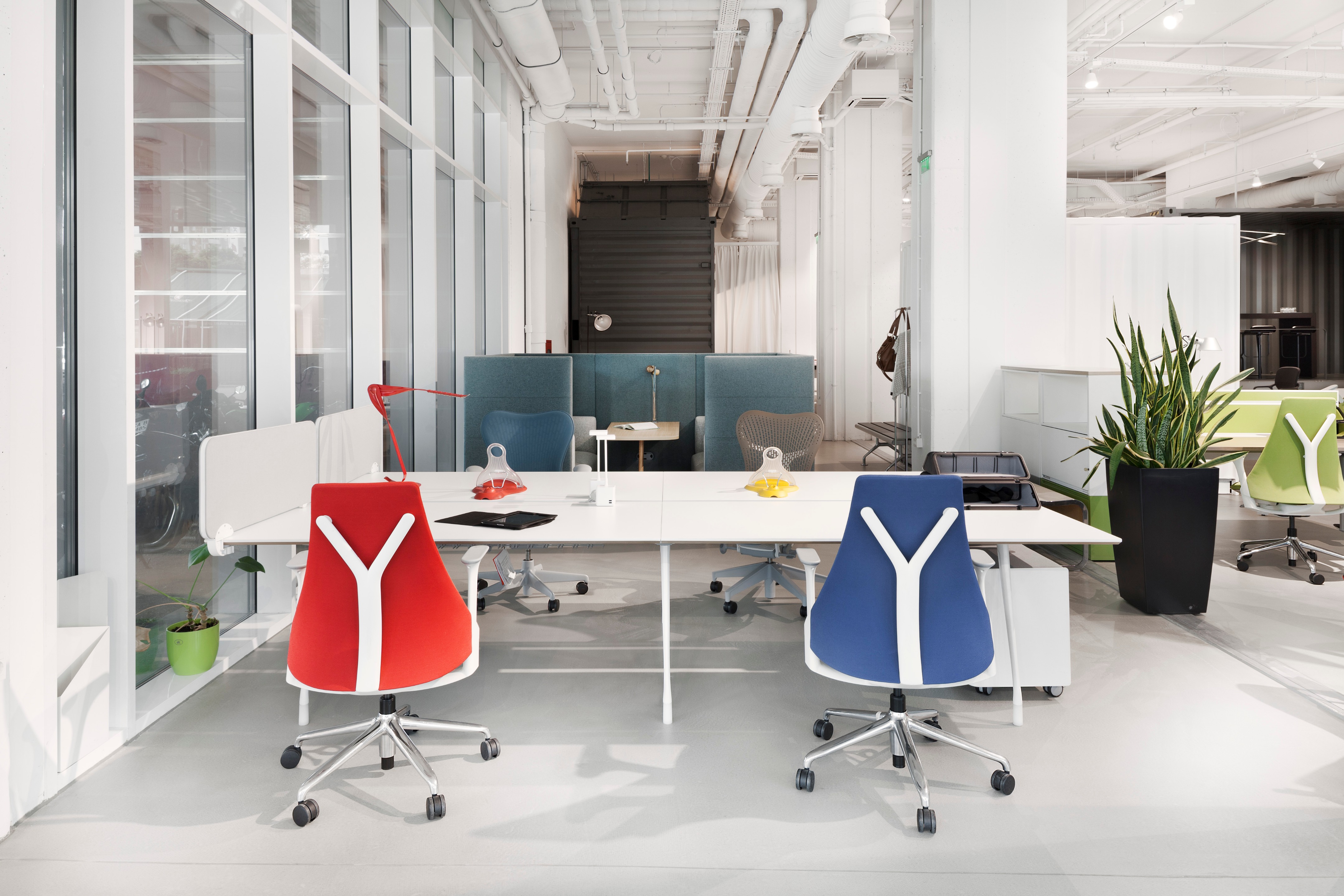 废旧集装箱打造时尚办公空间-9