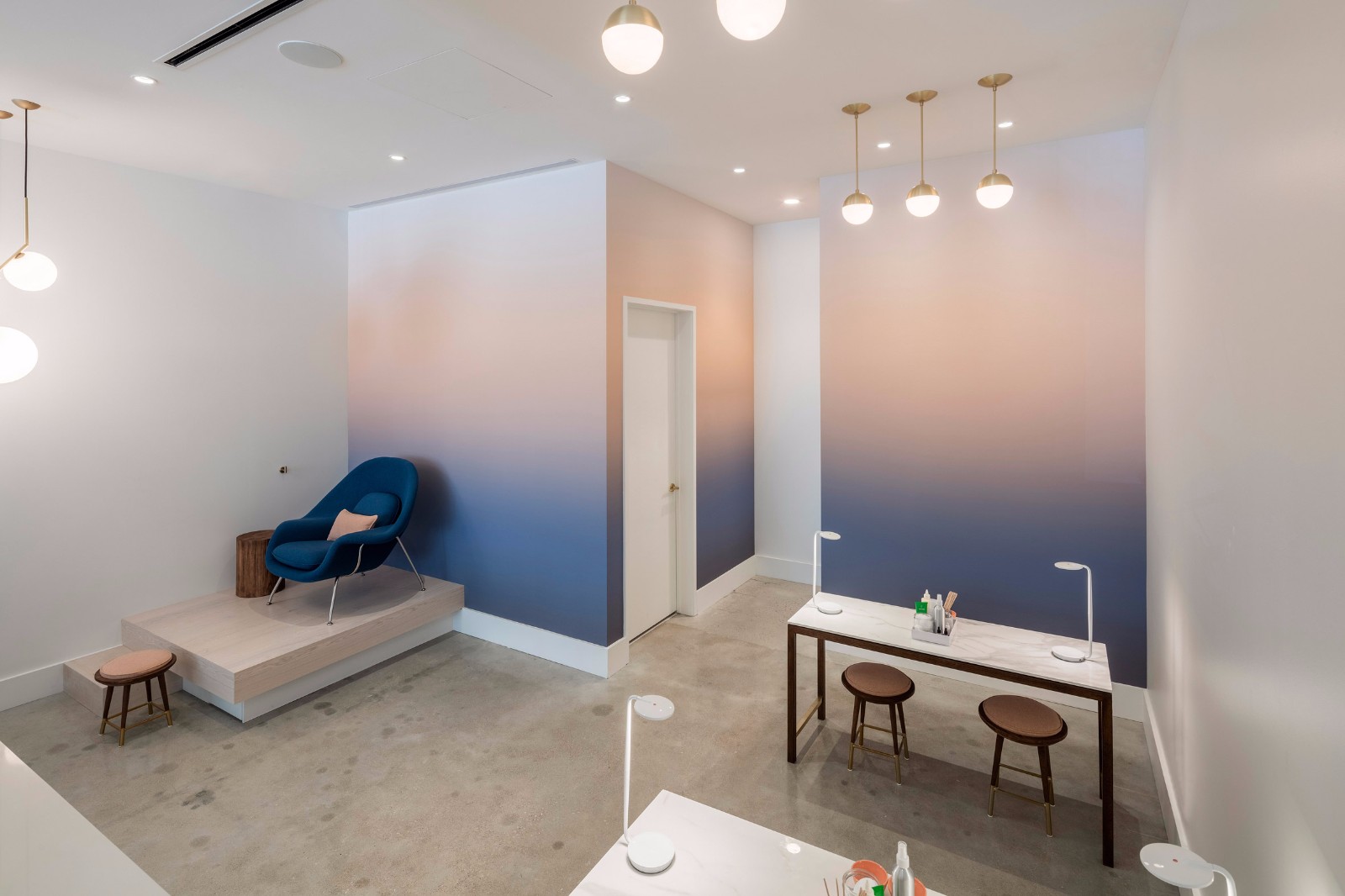 蓝色座椅,黄铜细节构建的舒适美甲空间-8