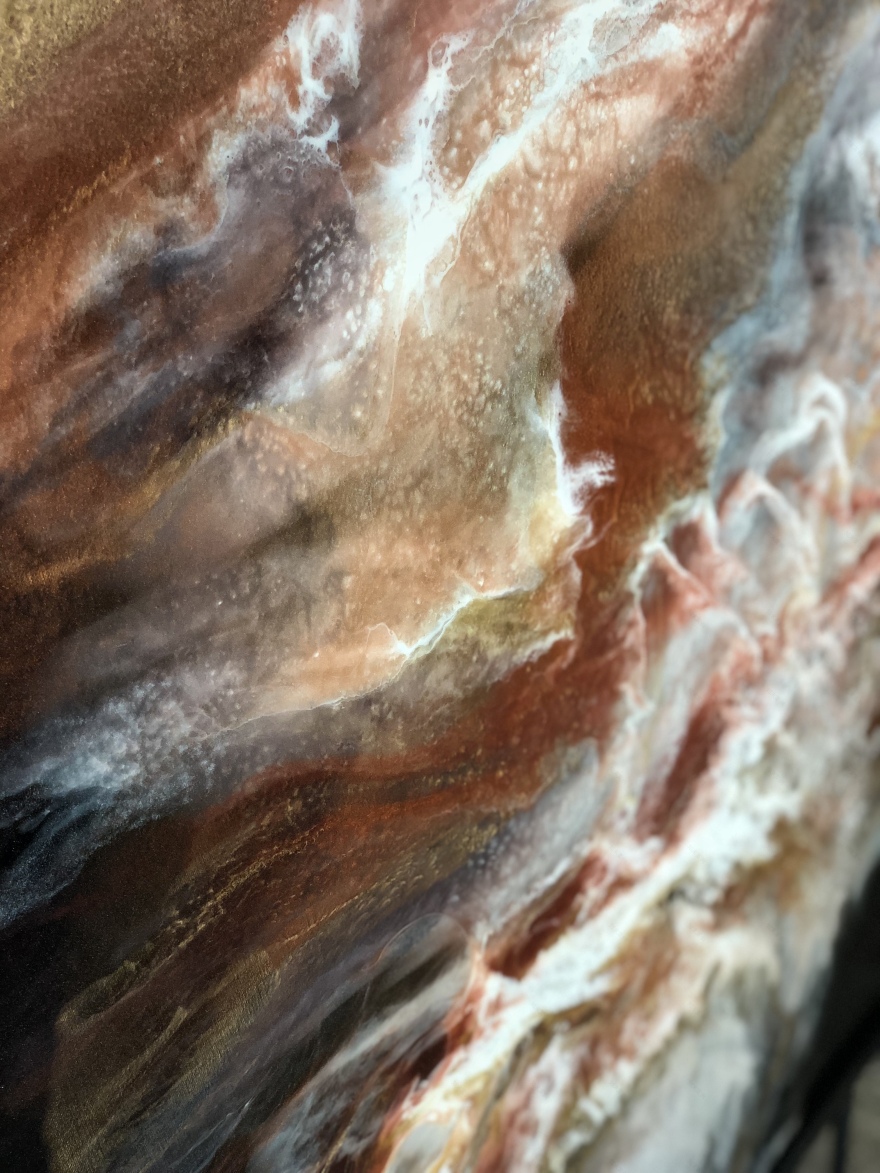 金波荡漾,华贵尽显——黄金黑抽象画装饰室内设计-1