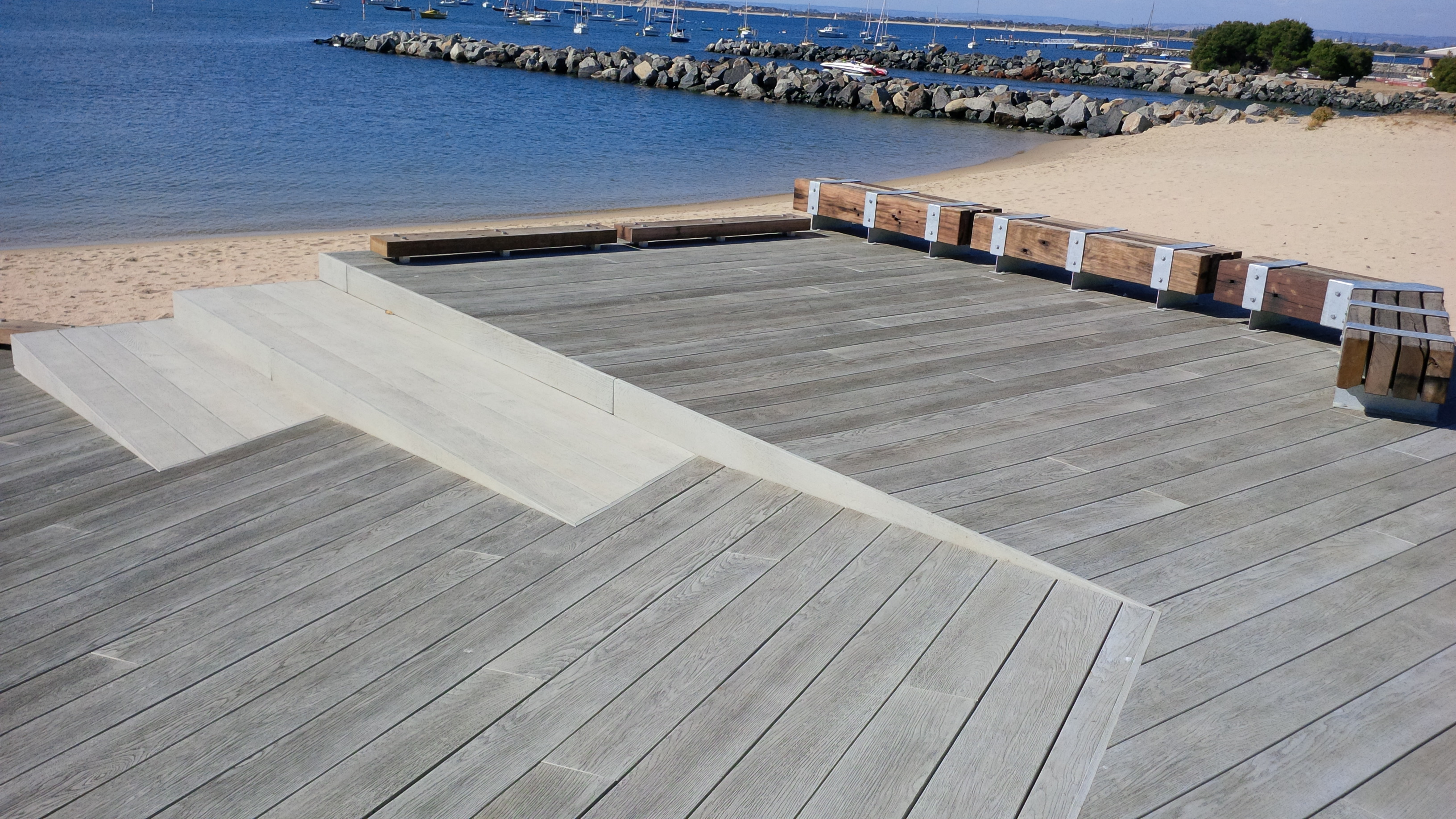 2014 年完工的 Millboard Smoked Oak decking 项目-14