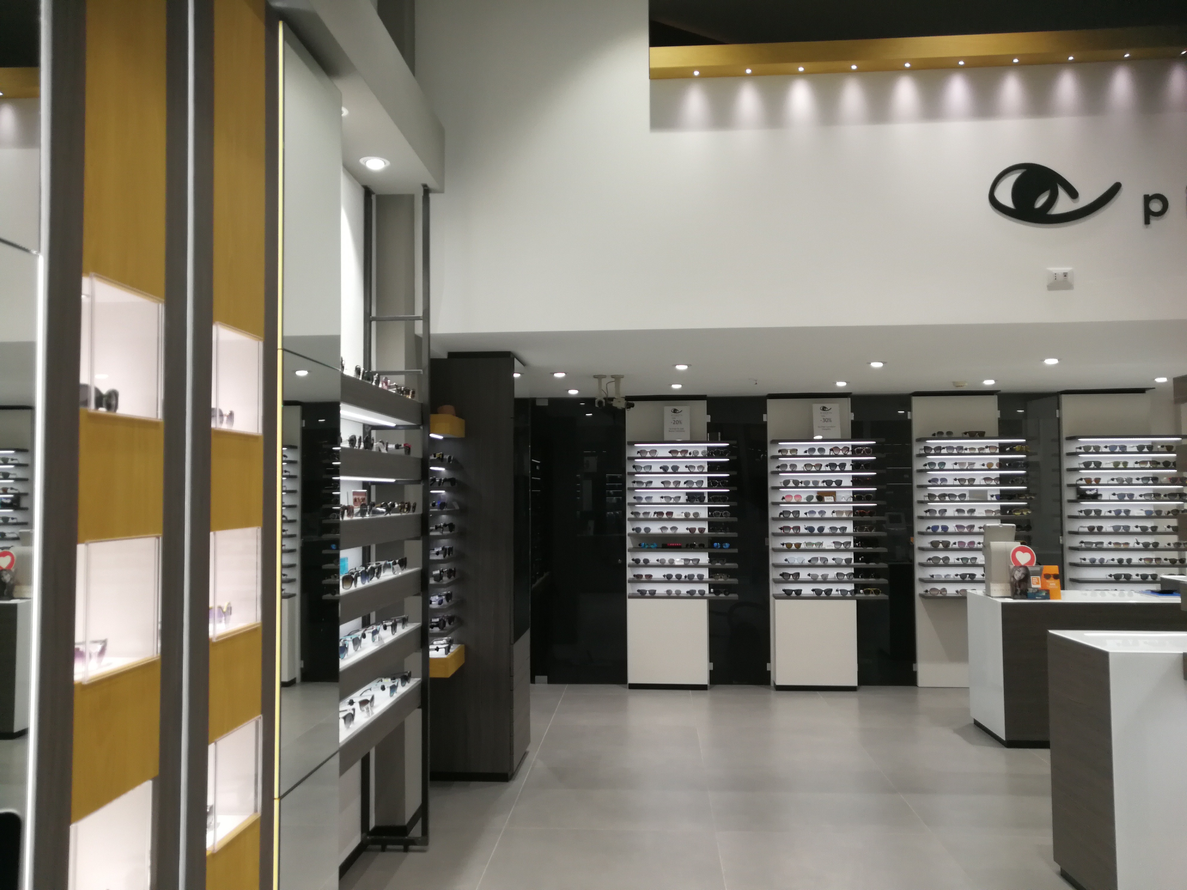 Ottica Piubello 购物中心的工业风设计-13