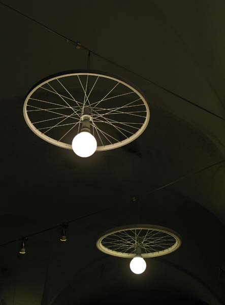 废旧车间变时尚商店的创意重生-7