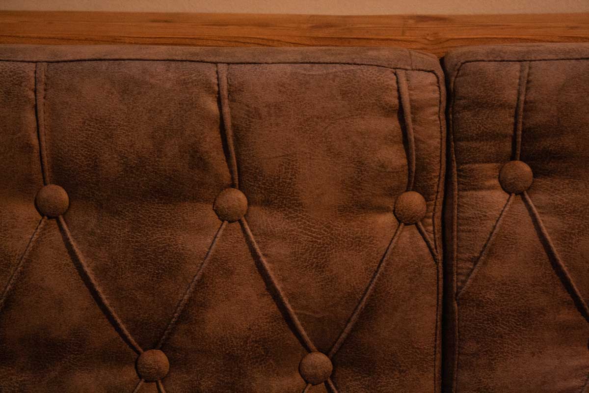 经典美式酒吧焕新颜,致敬汽车赛事-6