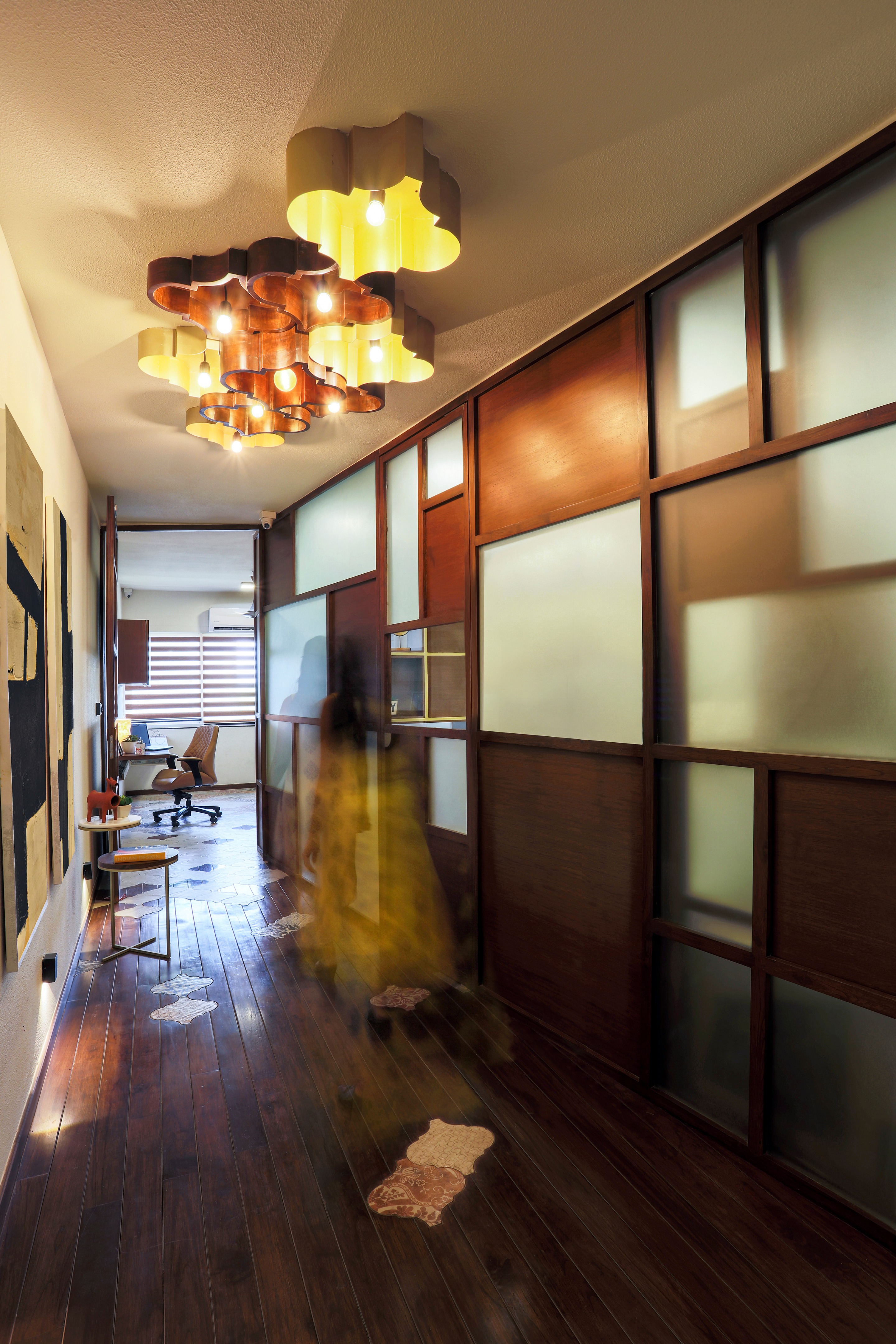 2018 年完成的 Kalpesh Modi 办公室设计 | 定制家具与照明设计的完美结合-2
