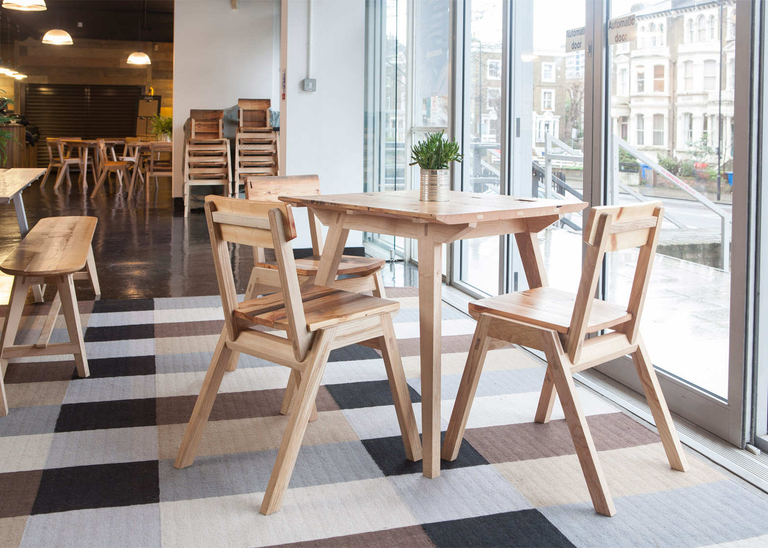 伦敦艺术学院弹出式咖啡厅 家具设计展现独特美学-0