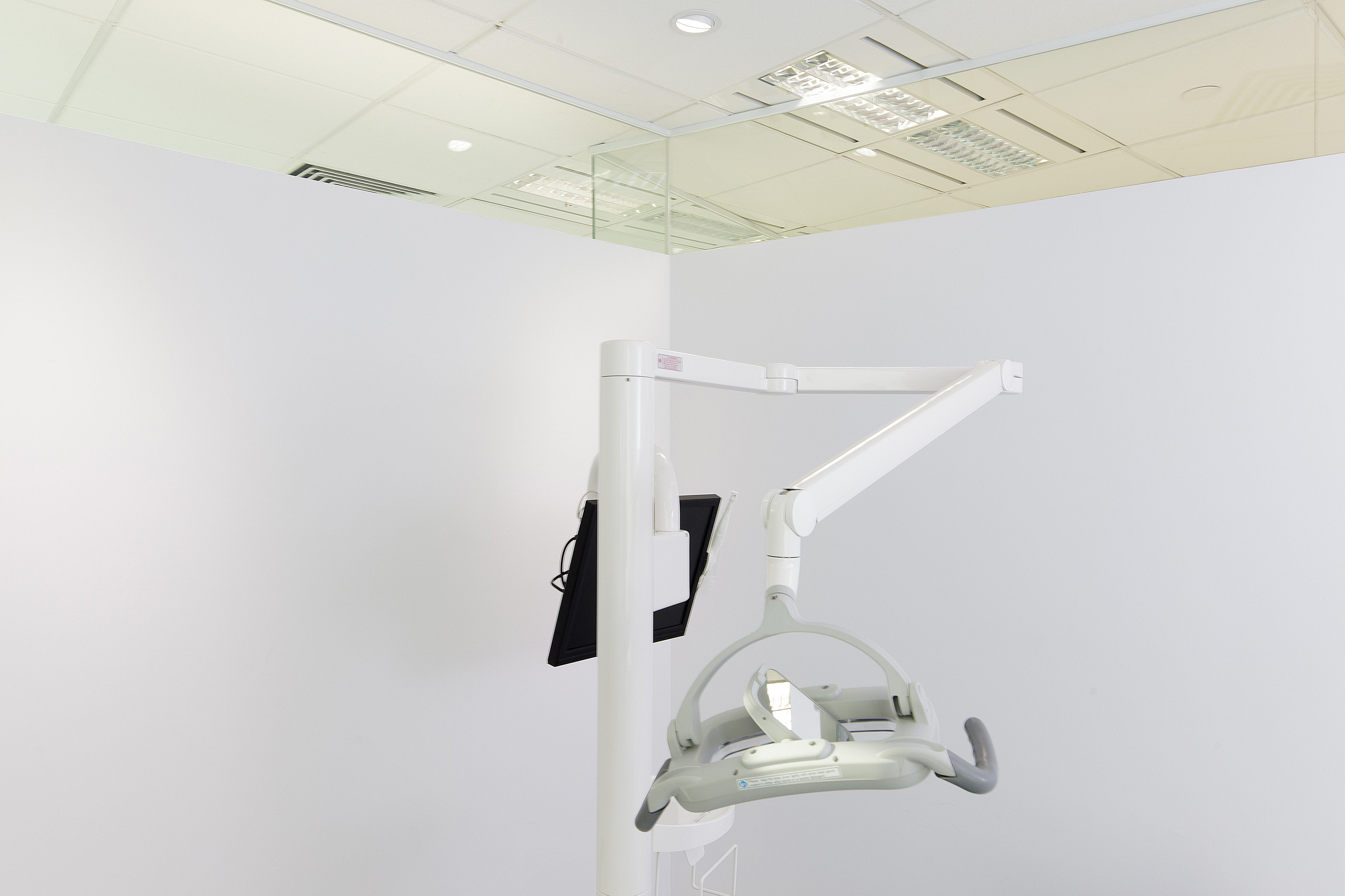 共享空间,自然光与高效操作的口腔诊所设计-3