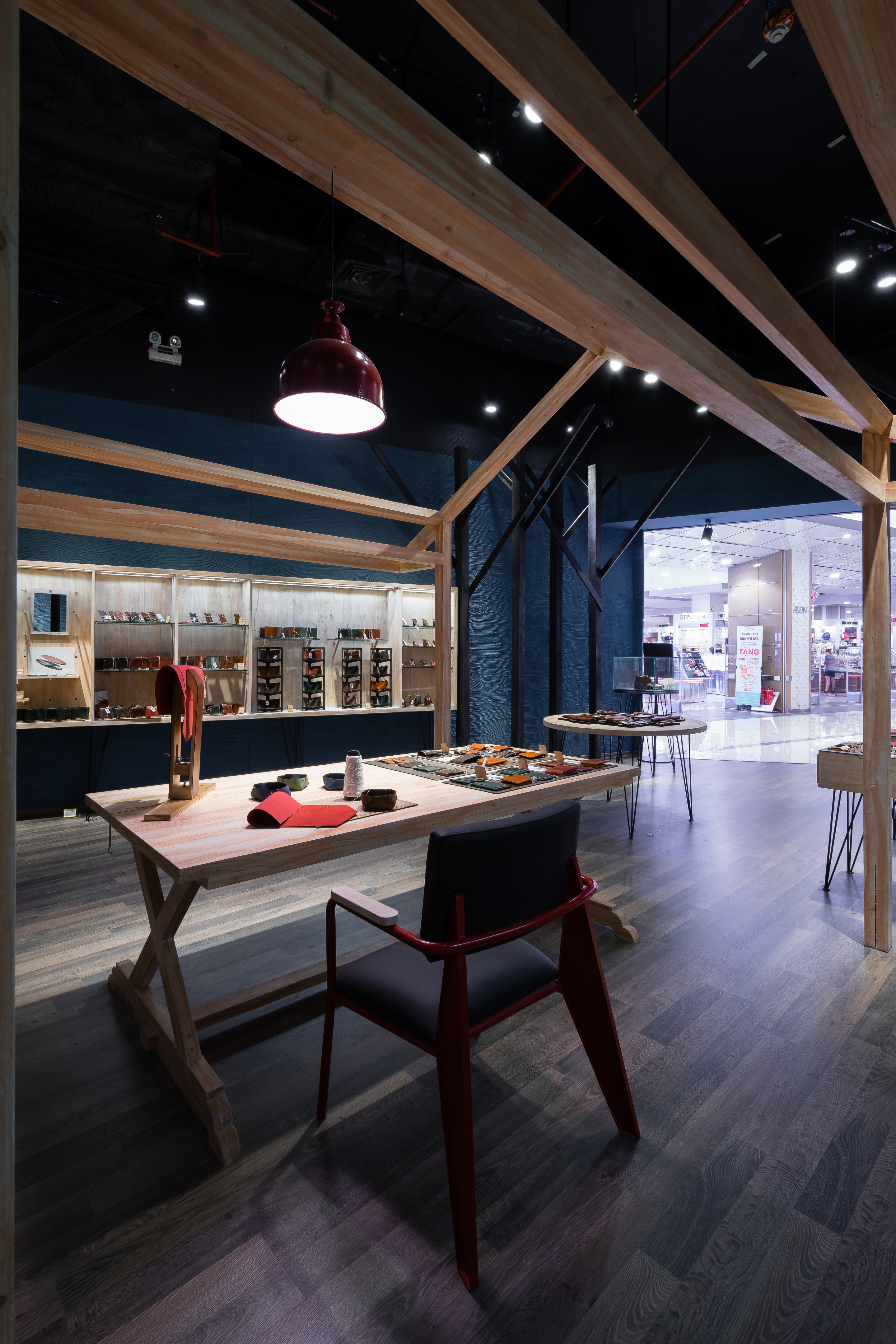 雾晨森林中的手工皮革店-10