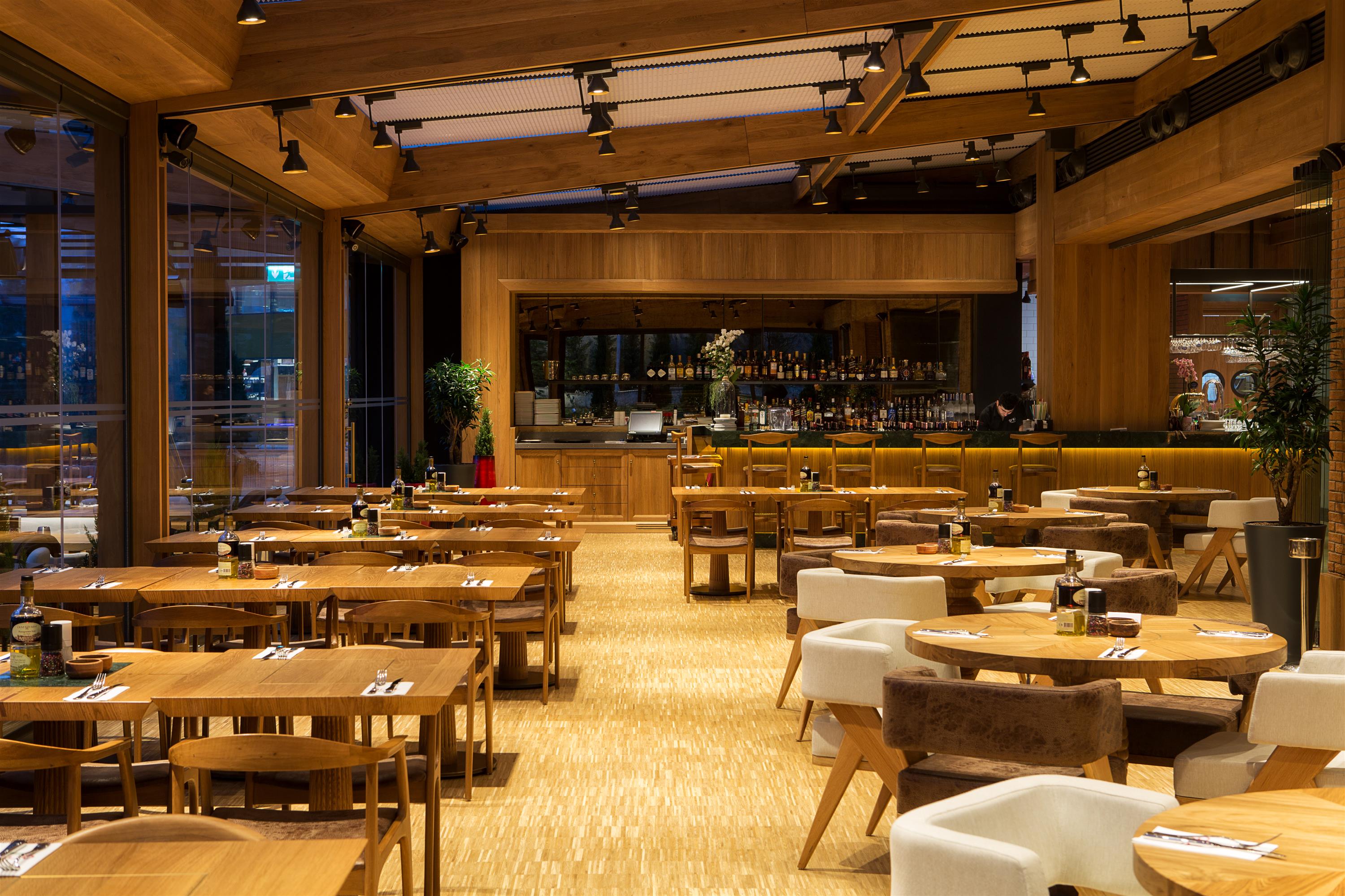 波兰烧烤餐厅，重现历史质感的室内设计-4