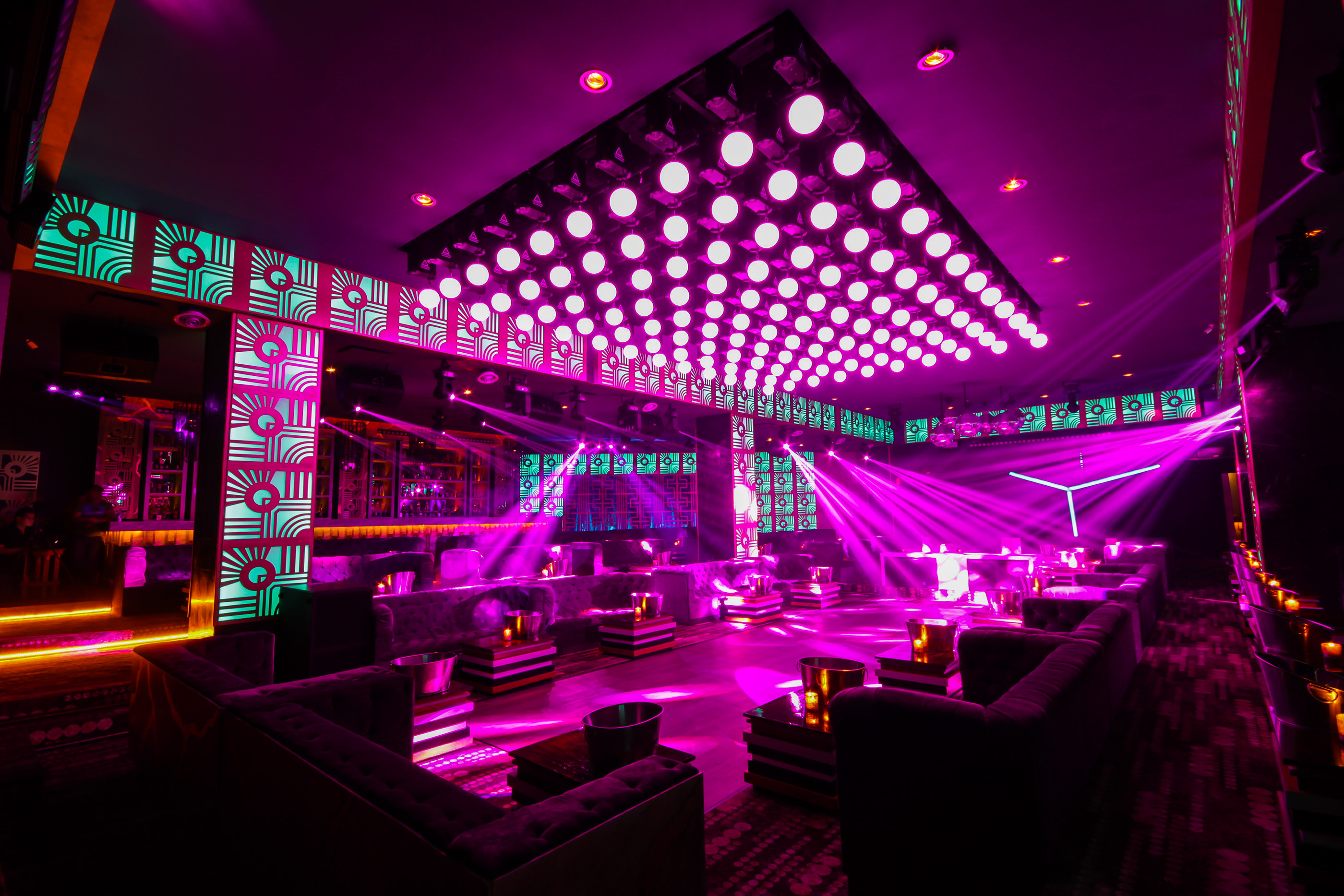 现代科技闪耀墨西哥蒙特雷高端夜店 Bisou-6