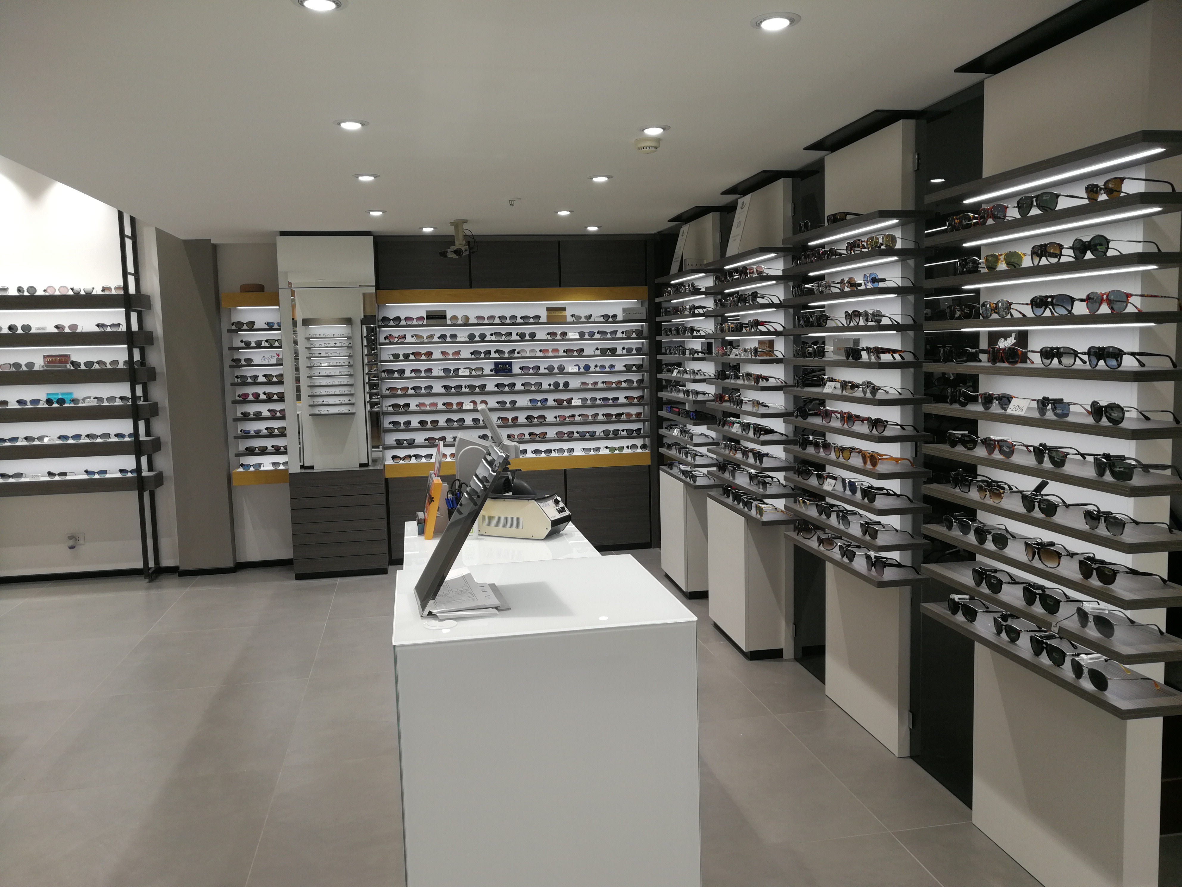 Ottica Piubello 购物中心的工业风设计-21