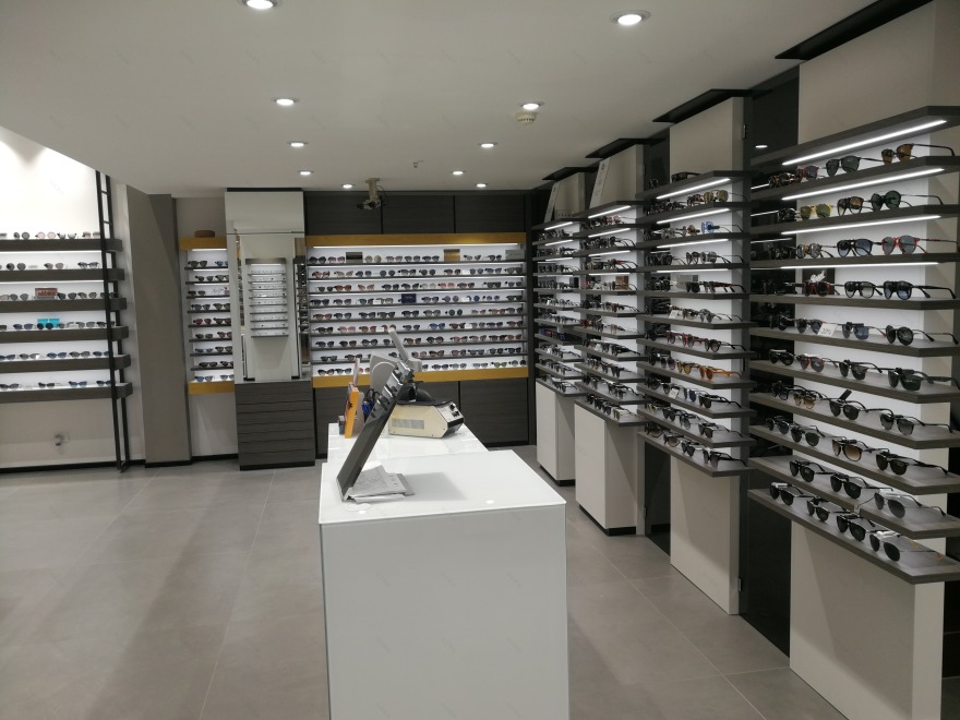 Ottica Piubello 购物中心的工业风设计-21