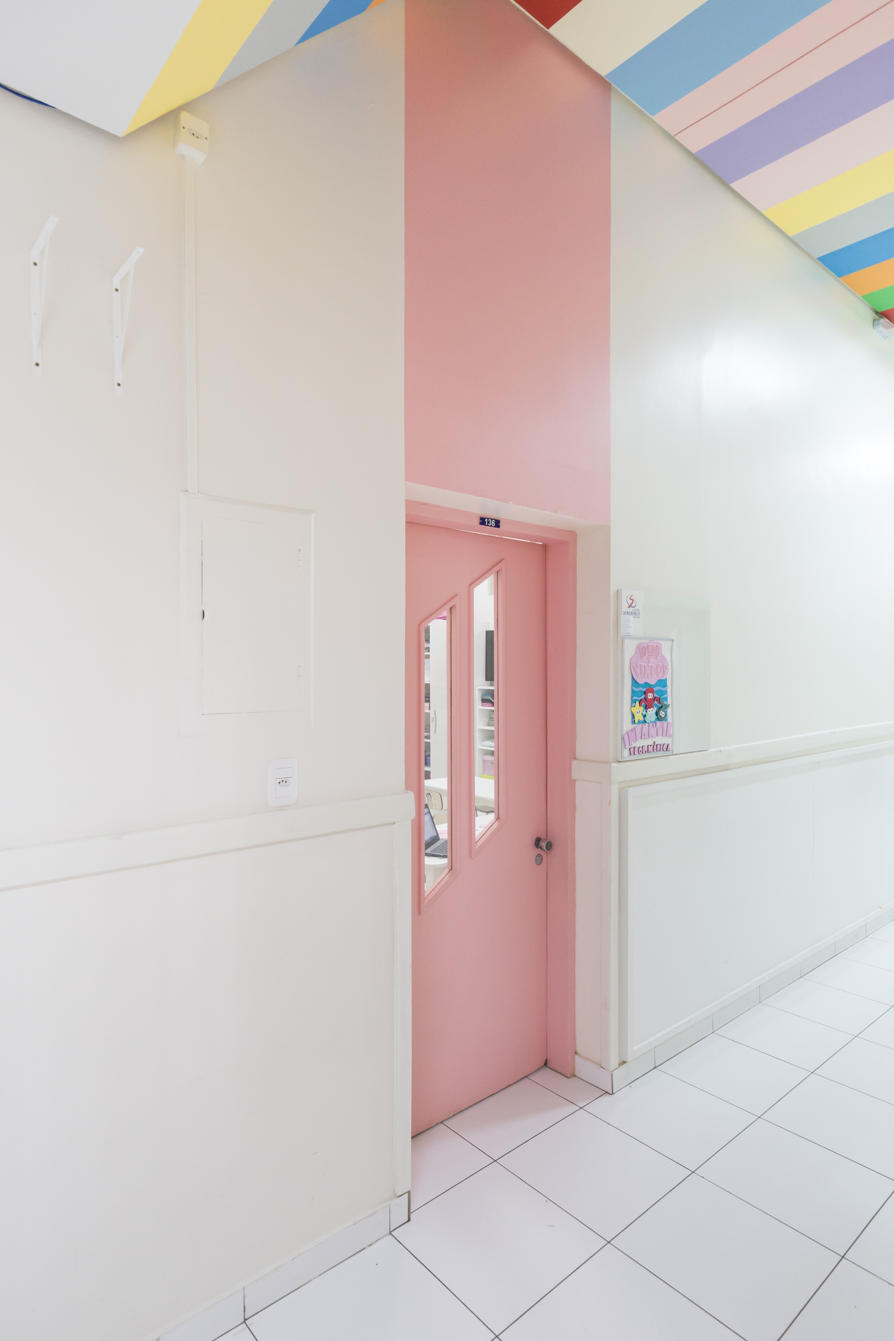 巴西幼儿园色彩斑斓的空间设计-9