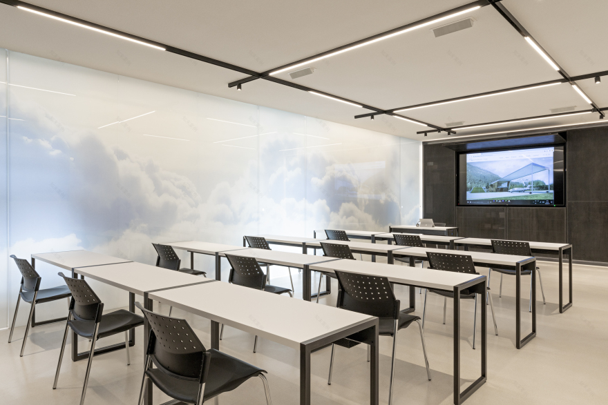 光影交织的培训教室-8