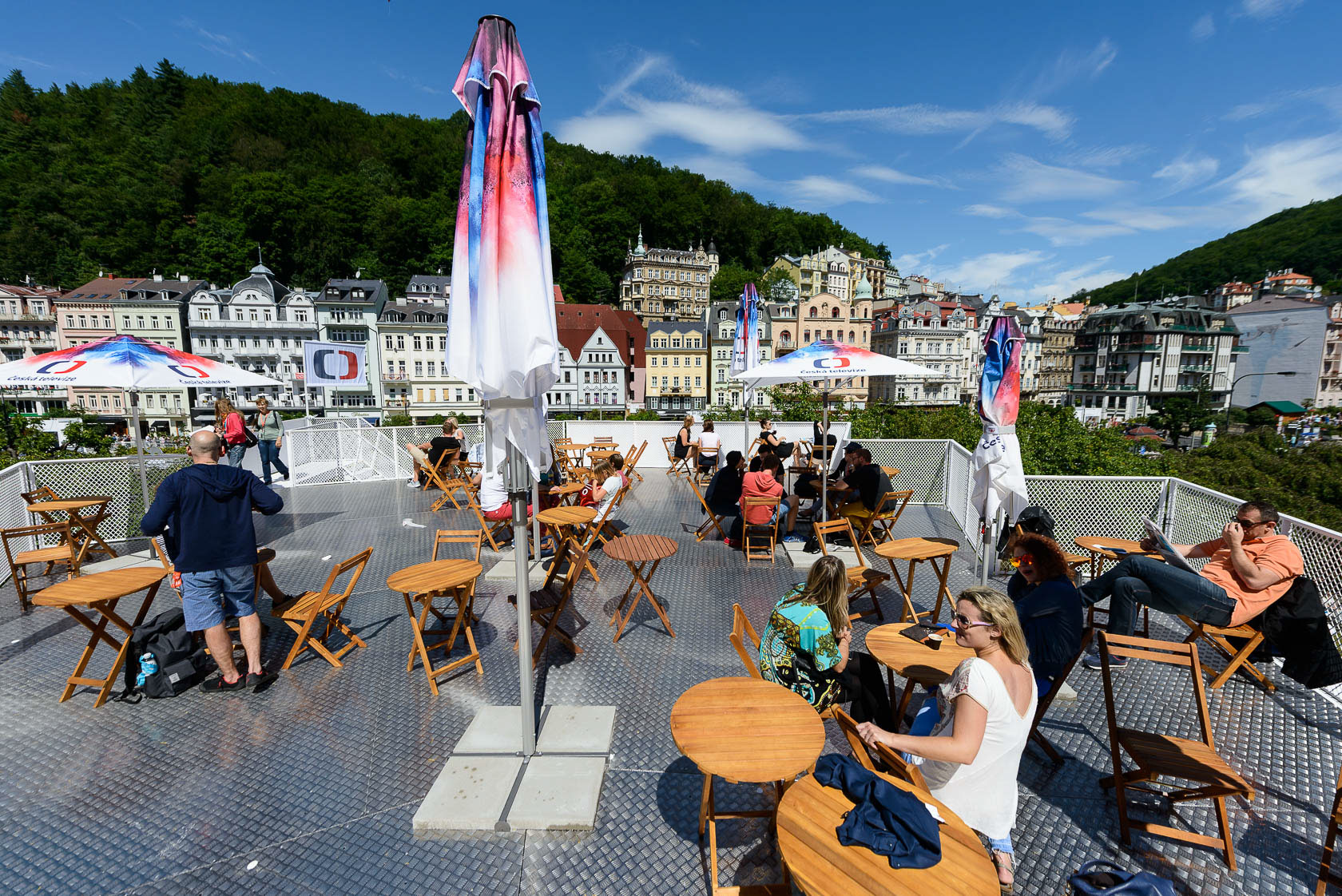 悬浮模块打造的红钢电视大厦-7