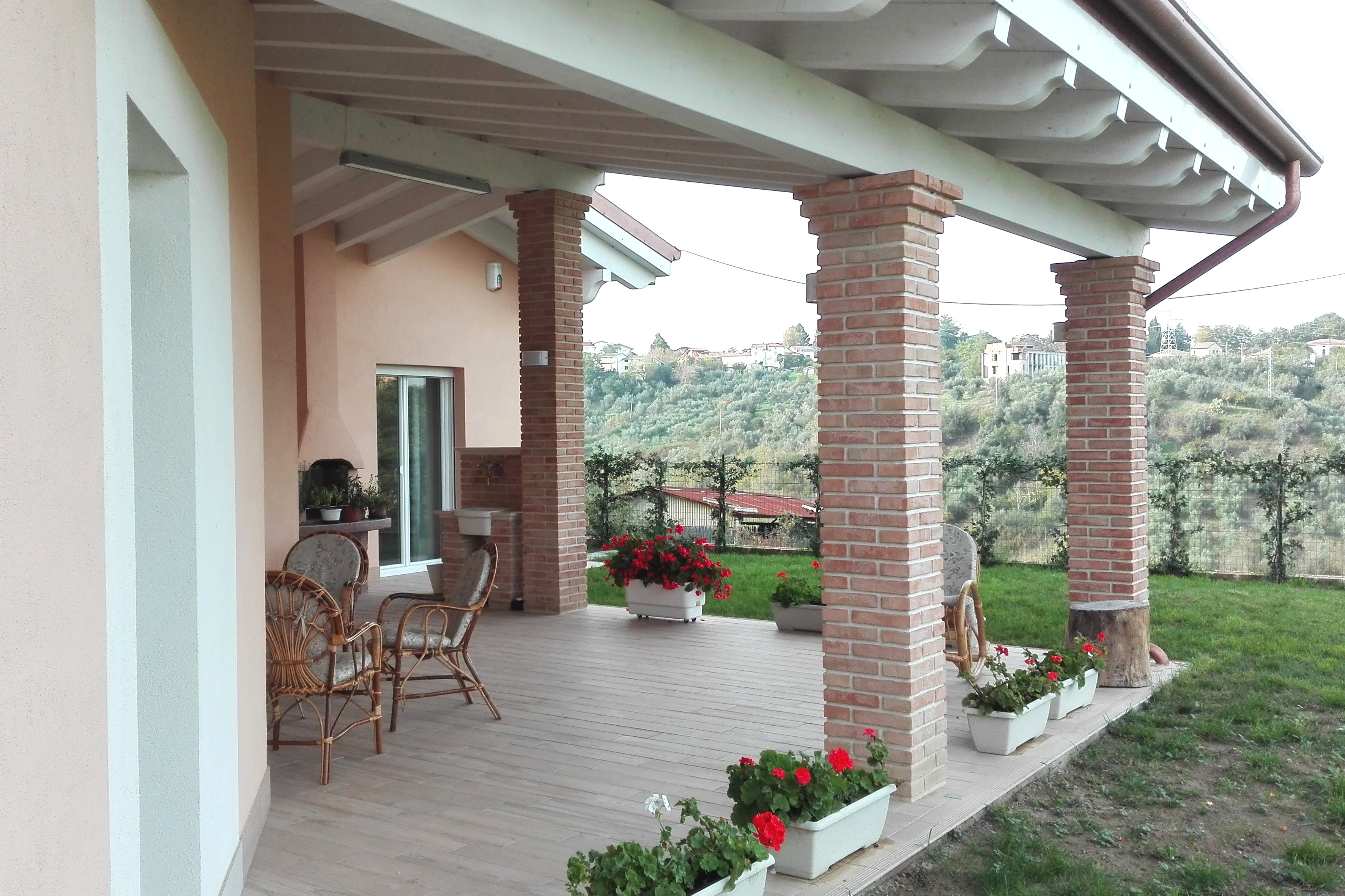 绿色山丘中的家庭住宅 T-13