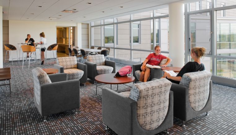 布里奇沃特州立大学深红厅 | 现代学生公寓的典范-3