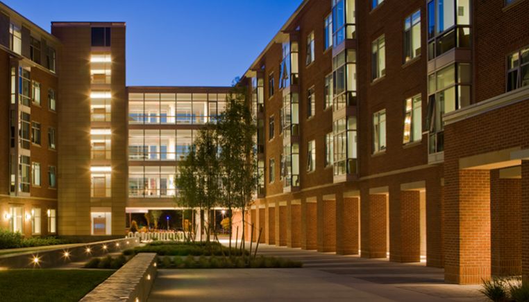 布里奇沃特州立大学深红厅 | 现代学生公寓的典范-2