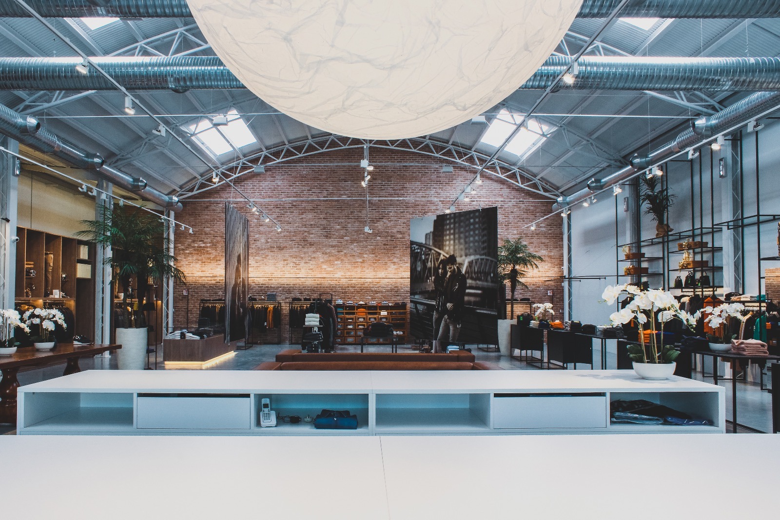 废弃工业建筑的时尚变身——Ghelfi 服装店室内设计-18