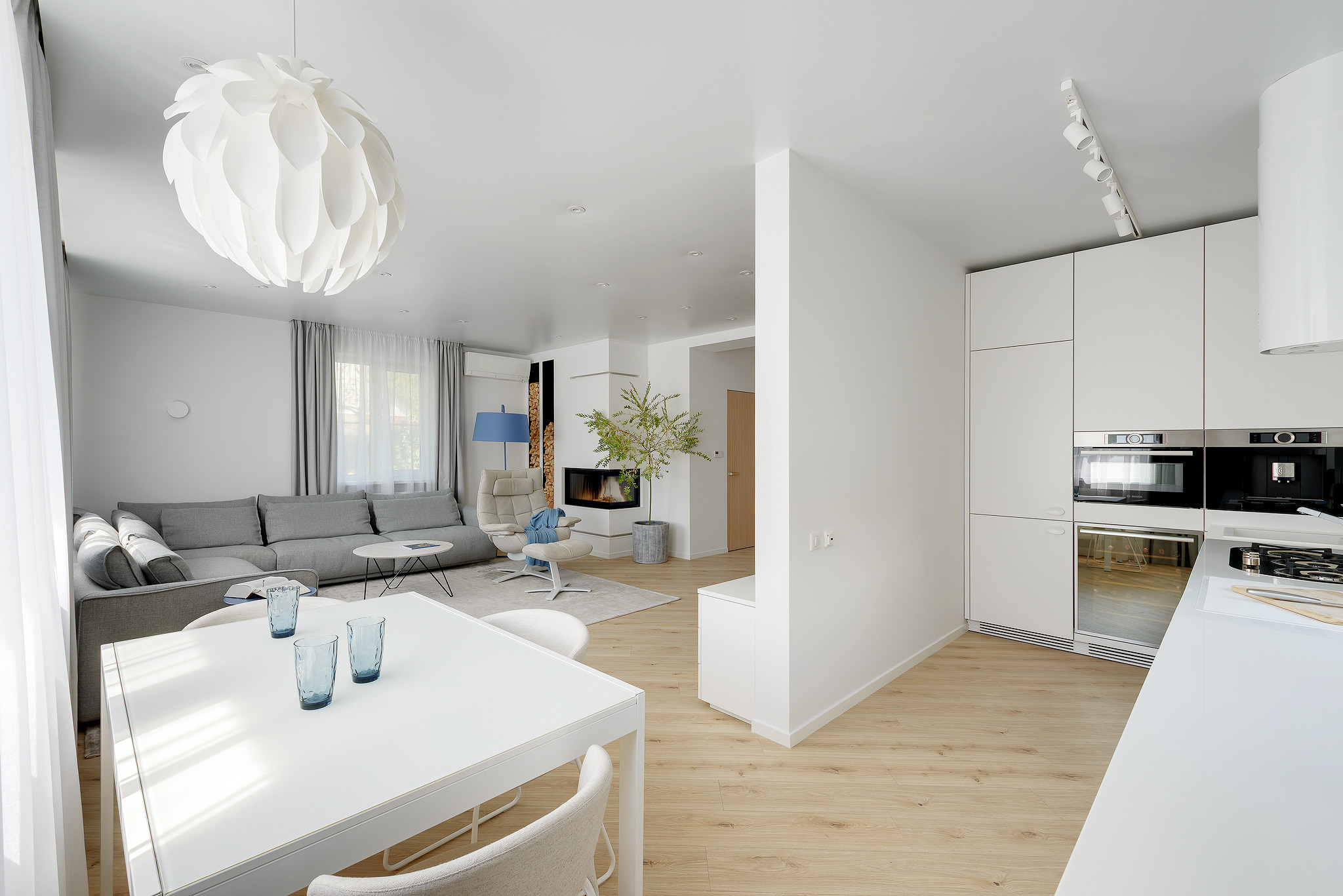 2016 年乌克兰郊区白色夏日别墅-13