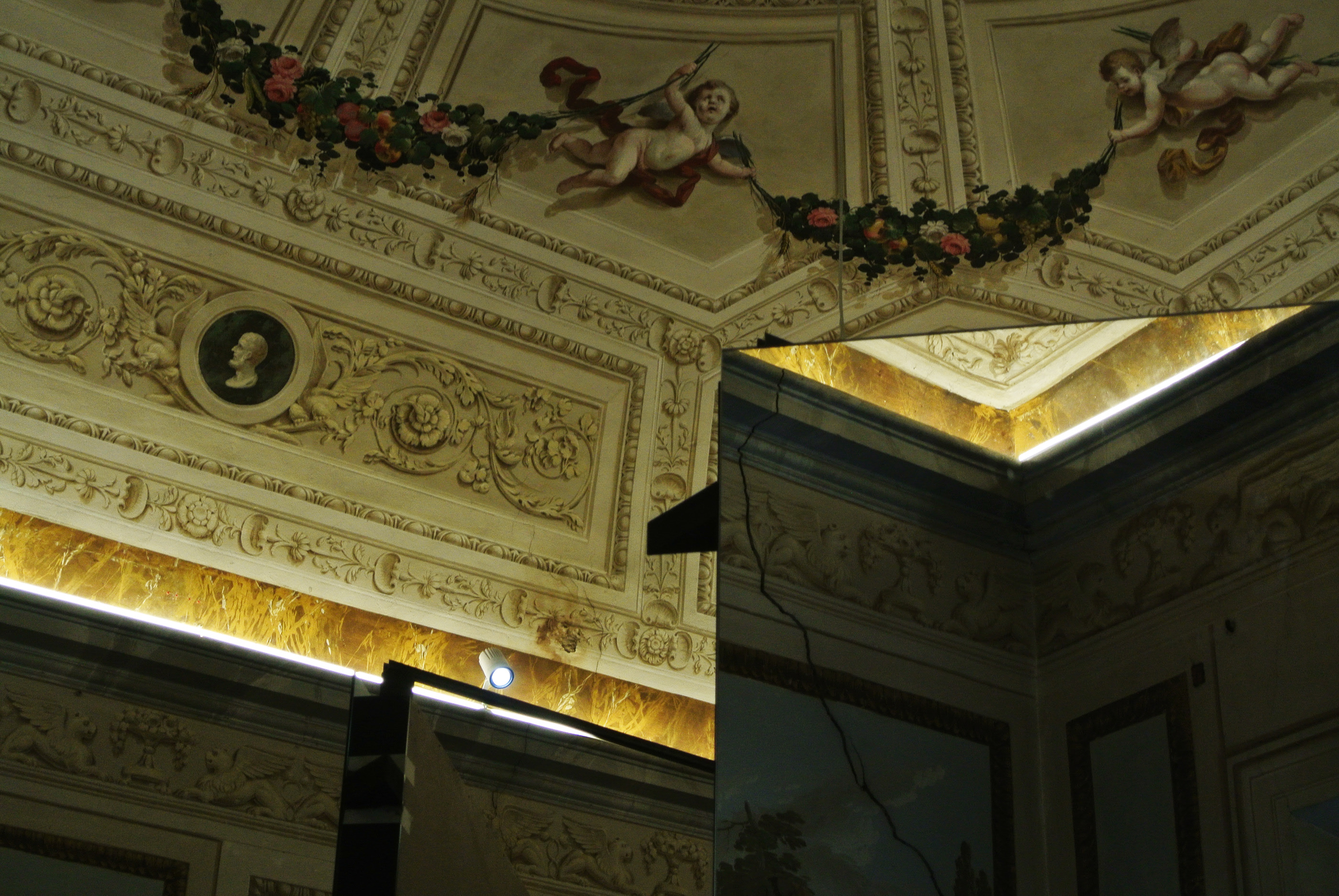 意大利古堡中的现代展览中心-16