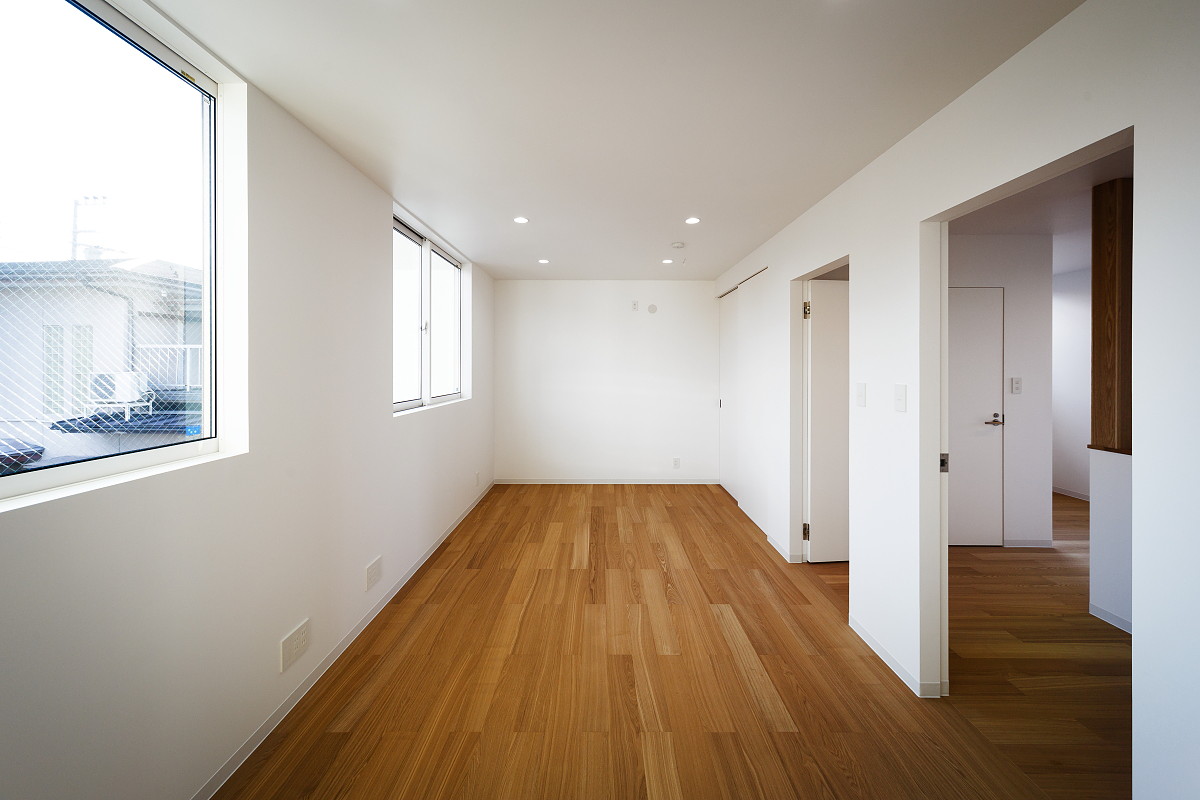 京都豪斯洛极简住宅 | 木质定制空间与倾斜天花板设计-16