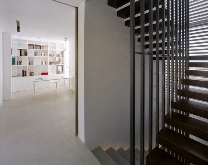 意式海岸住宅,白色“带状”空间诠释生活美学-10