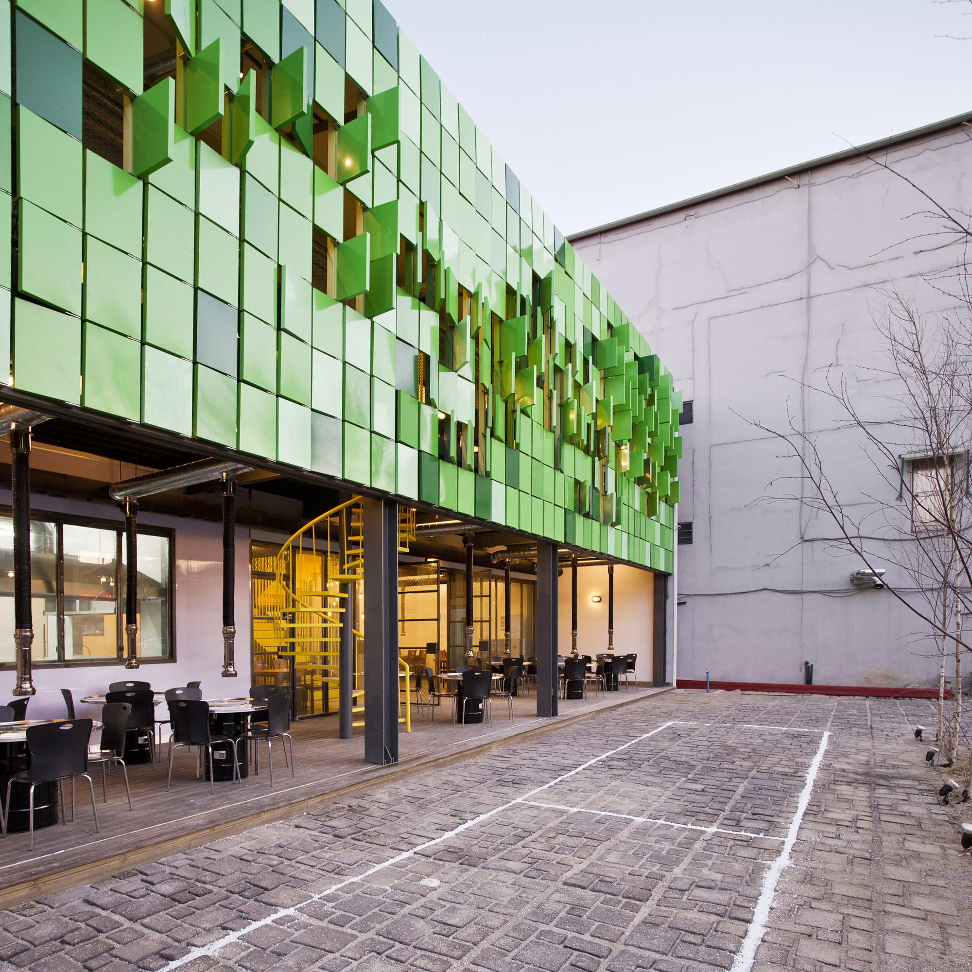 韩国仁川“森林的房子”餐厅，绿色百叶窗创造自然立面-12