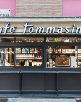 2019 年完成的 Cafè Tommasini 酒吧设计